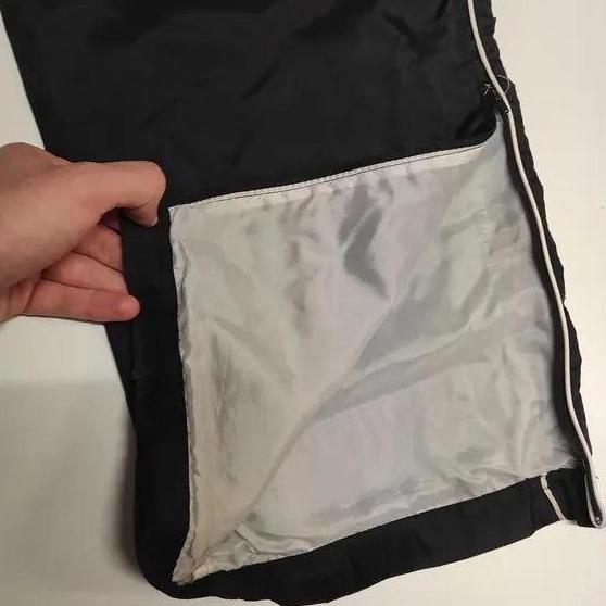 Entdecke unsere Vintage Track Pants von Nike und anderen Marken, erhältlich bei Valuxery.de - Dein Shop für trendige Vintage - Kleidung. Unsere Track Pants sind aus hochwertigen Materialien und