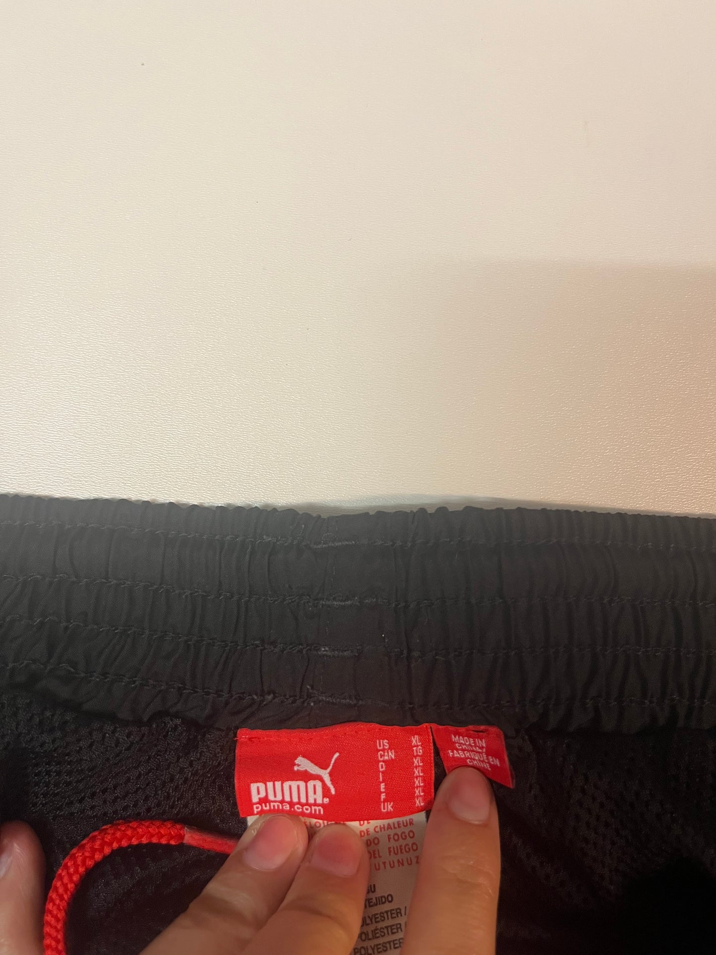 Entdecke unsere Vintage Track Pants von Nike und anderen Marken, erhältlich bei Valuxery.de - Dein Shop für trendige Vintage - Kleidung. Unsere Track Pants sind aus hochwertigen Materialien und