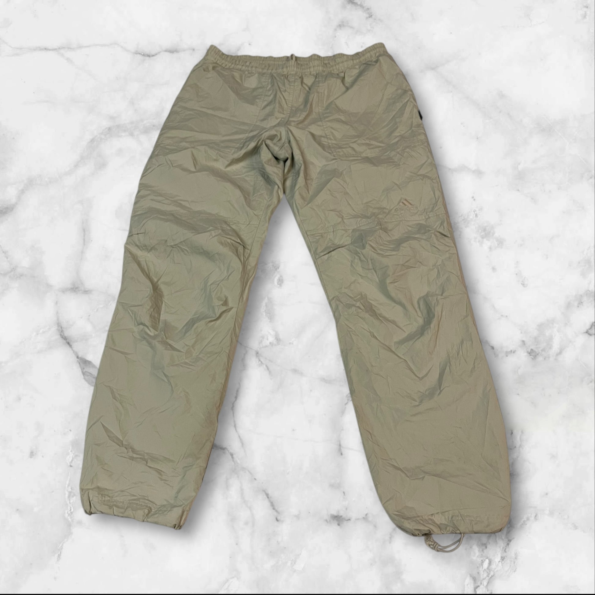 Entdecke unsere Vintage Track Pants von Nike und anderen Marken, erhältlich bei Valuxery.de - Dein Shop für trendige Vintage - Kleidung. Unsere Track Pants sind aus hochwertigen Materialien und