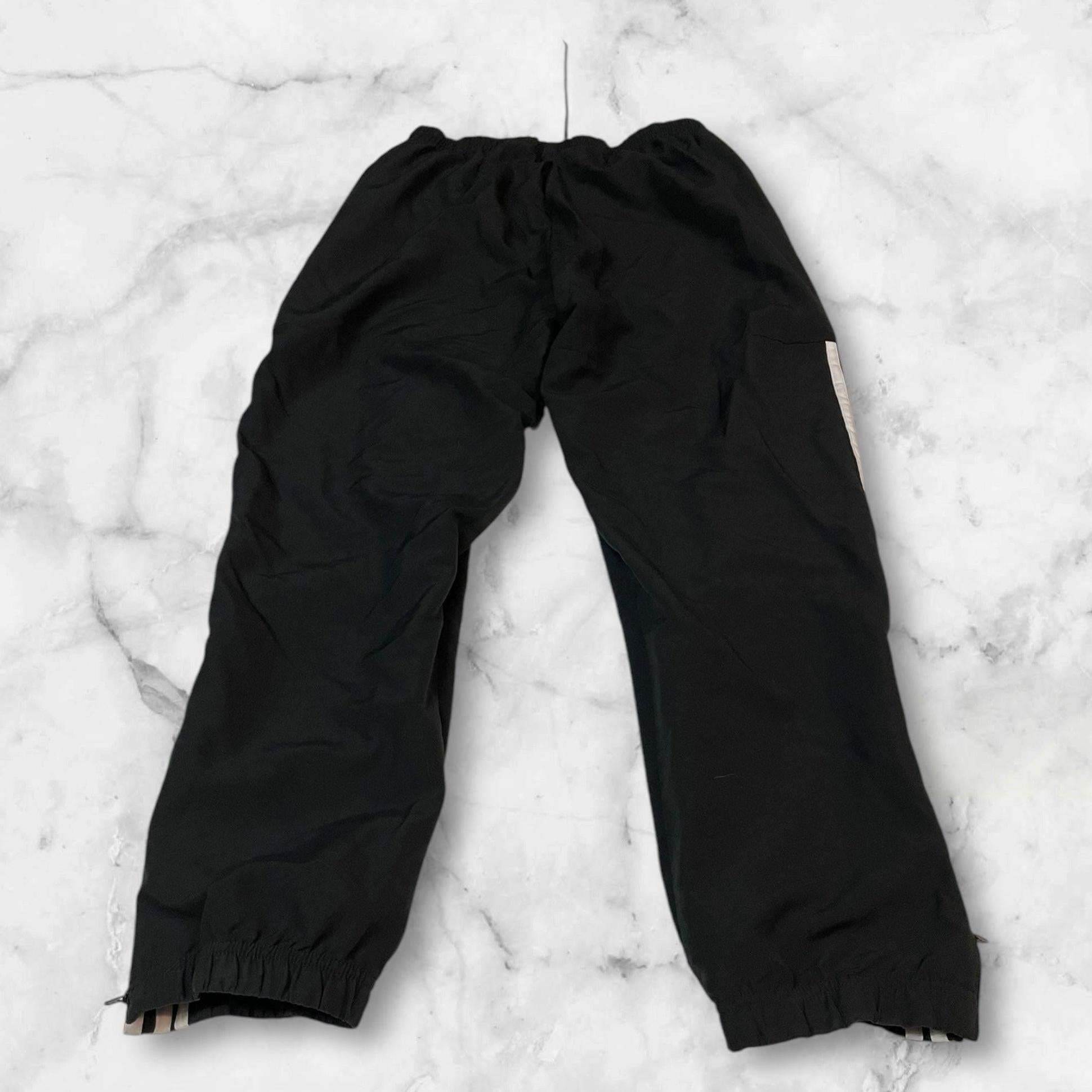 Entdecke unsere Vintage Track Pants von Nike und anderen Marken, erhältlich bei Valuxery.de - Dein Shop für trendige Vintage - Kleidung. Unsere Track Pants sind aus hochwertigen Materialien und