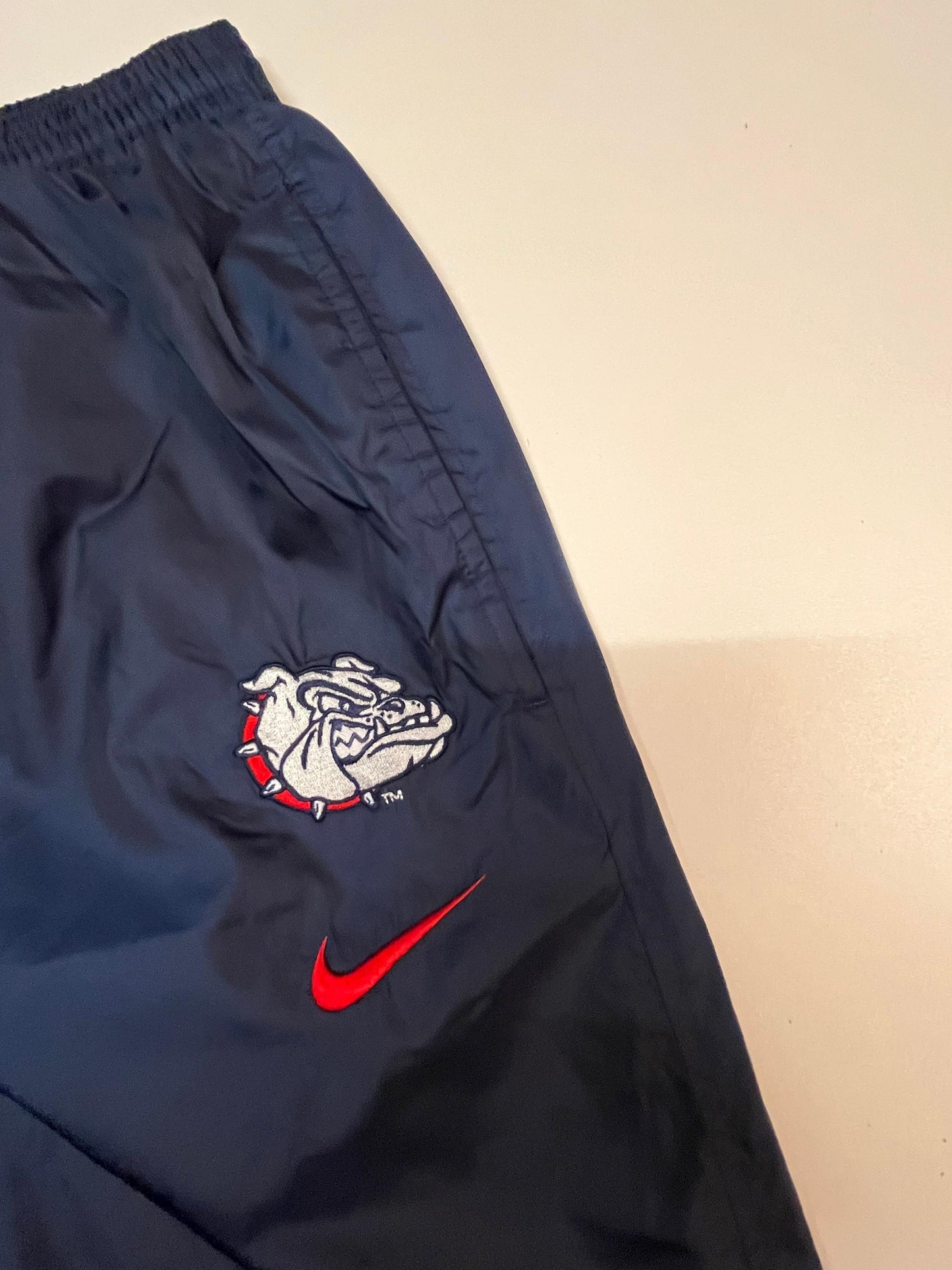 Entdecke unsere Vintage Track Pants von Nike und anderen Marken, erhältlich bei Valuxery.de - Dein Shop für trendige Vintage - Kleidung. Unsere Track Pants sind aus hochwertigen Materialien und