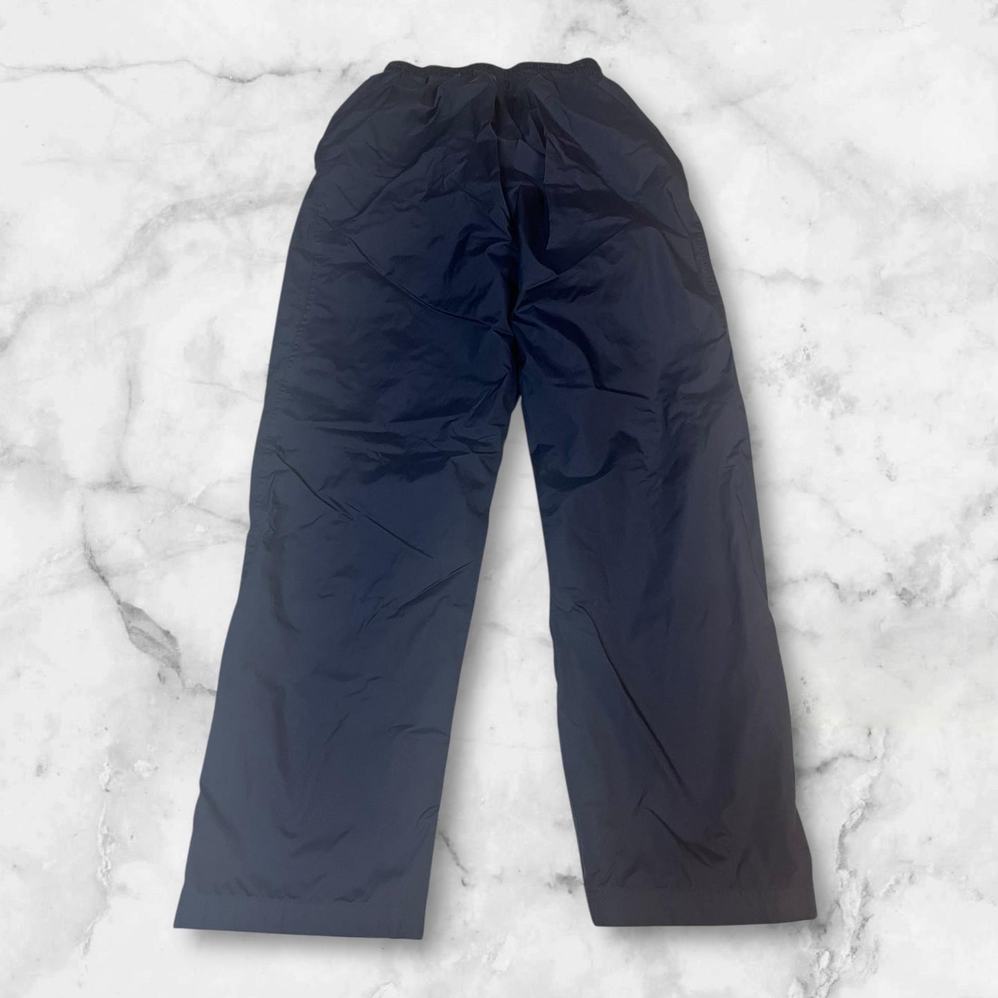 Entdecke unsere Vintage Track Pants von Nike und anderen Marken, erhältlich bei Valuxery.de - Dein Shop für trendige Vintage - Kleidung. Unsere Track Pants sind aus hochwertigen Materialien und