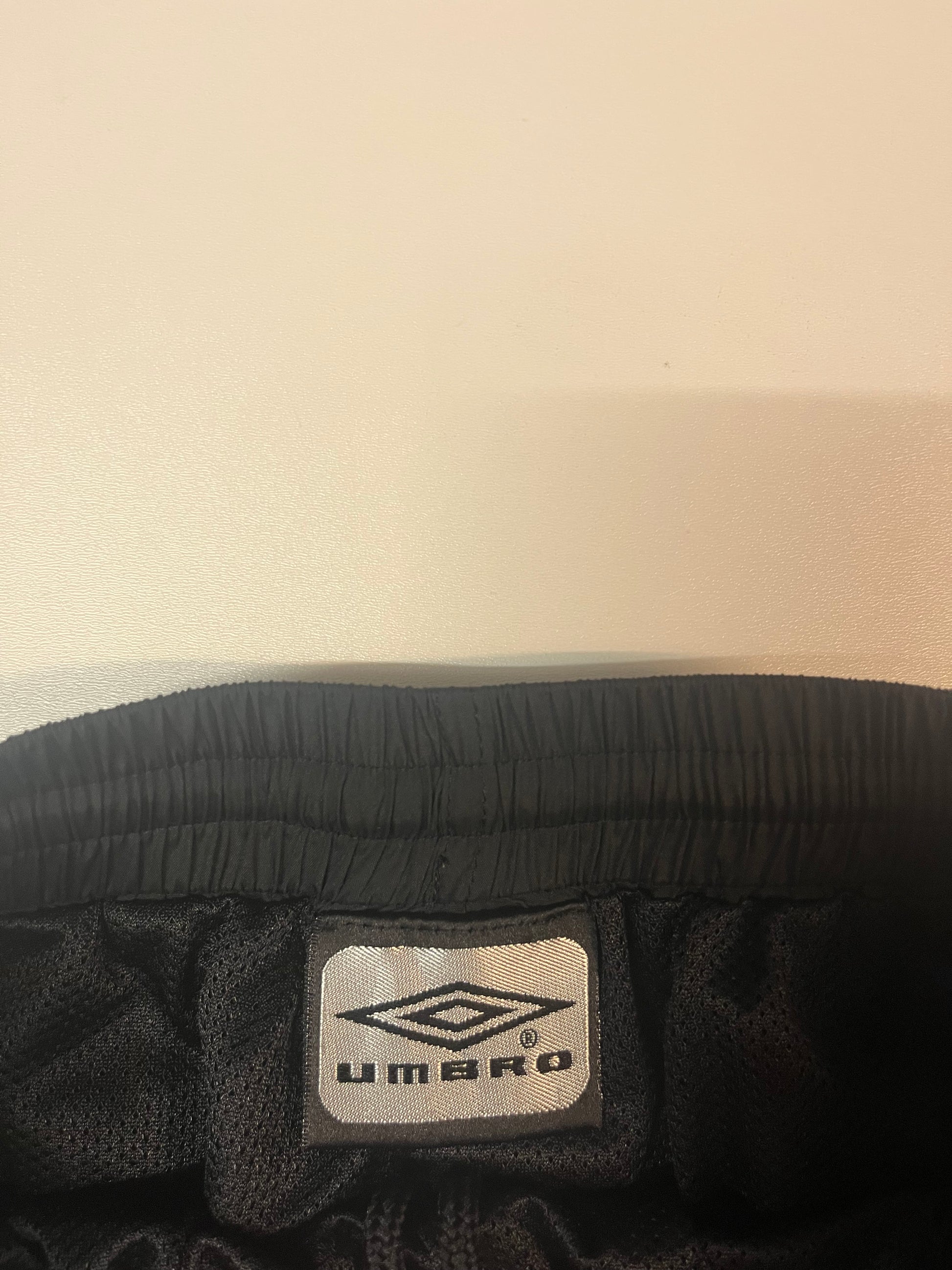 Entdecke unsere Vintage Track Pants von Nike und anderen Marken, erhältlich bei Valuxery.de - Dein Shop für trendige Vintage - Kleidung. Unsere Track Pants sind aus hochwertigen Materialien und