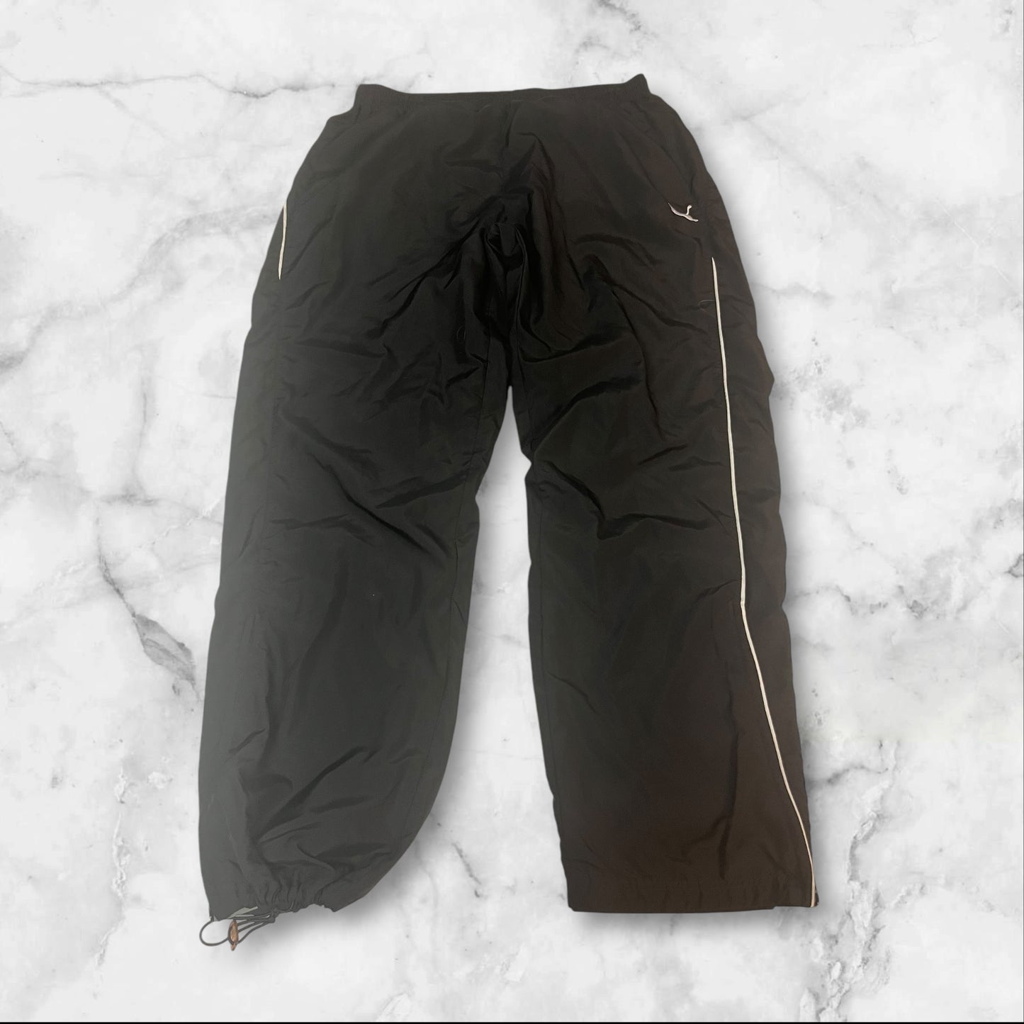 Entdecke unsere Vintage Track Pants von Nike und anderen Marken, erhältlich bei Valuxery.de - Dein Shop für trendige Vintage - Kleidung. Unsere Track Pants sind aus hochwertigen Materialien und