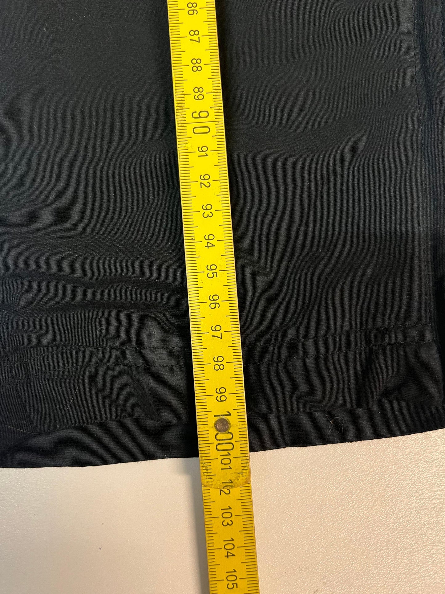 Entdecke unsere Vintage Track Pants von Nike und anderen Marken, erhältlich bei Valuxery.de - Dein Shop für trendige Vintage - Kleidung. Unsere Track Pants sind aus hochwertigen Materialien und
