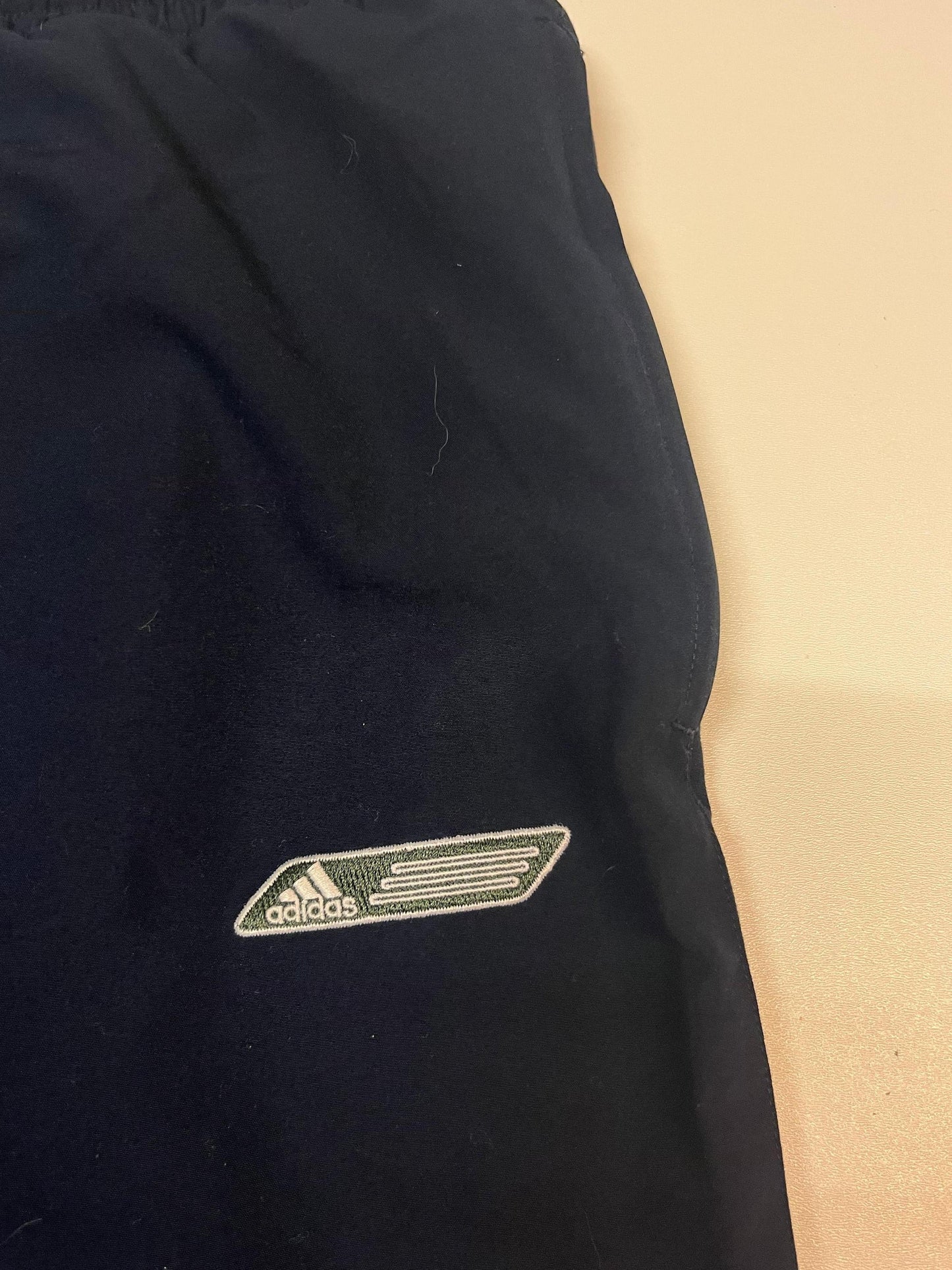 Entdecke unsere Vintage Track Pants von Nike und anderen Marken, erhältlich bei Valuxery.de - Dein Shop für trendige Vintage - Kleidung. Unsere Track Pants sind aus hochwertigen Materialien und