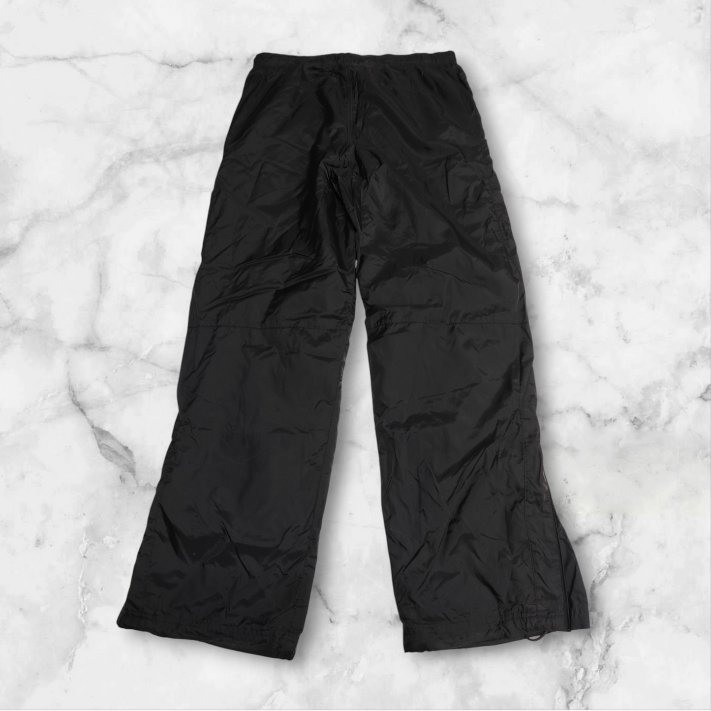 Entdecke unsere Vintage Track Pants von Nike und anderen Marken, erhältlich bei Valuxery.de - Dein Shop für trendige Vintage - Kleidung. Unsere Track Pants sind aus hochwertigen Materialien und