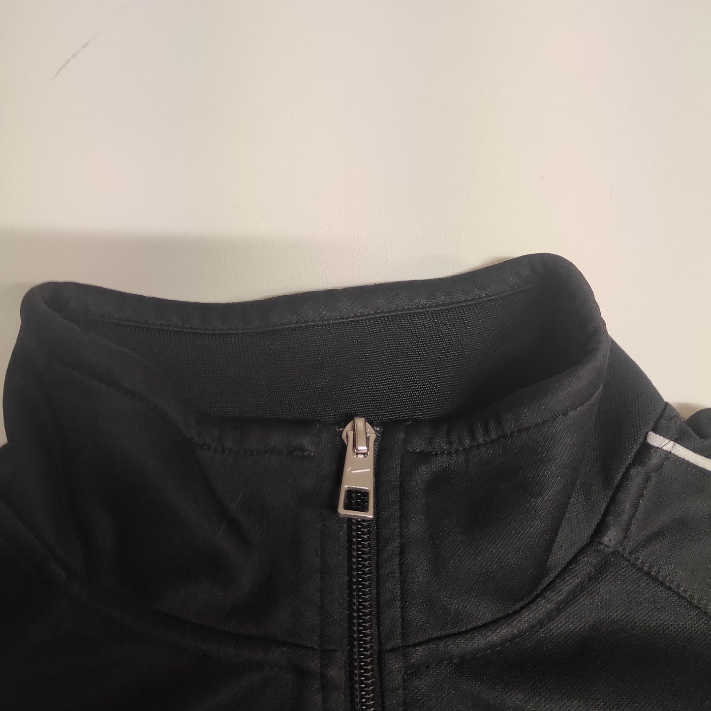 Entdecke unsere Vintage Track Pants von Nike und anderen Marken, erhältlich bei Valuxery.de - Dein Shop für trendige Vintage - Kleidung. Unsere Track Pants sind aus hochwertigen Materialien und