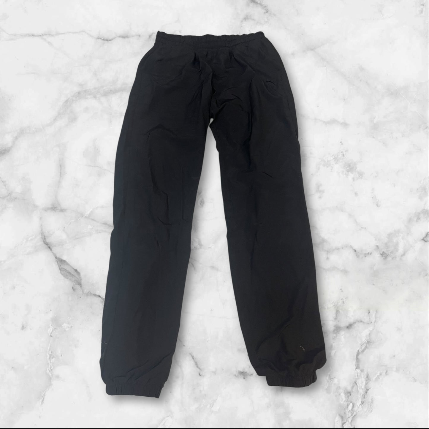 Entdecke unsere Vintage Track Pants von Nike und anderen Marken, erhältlich bei Valuxery.de - Dein Shop für trendige Vintage - Kleidung. Unsere Track Pants sind aus hochwertigen Materialien und