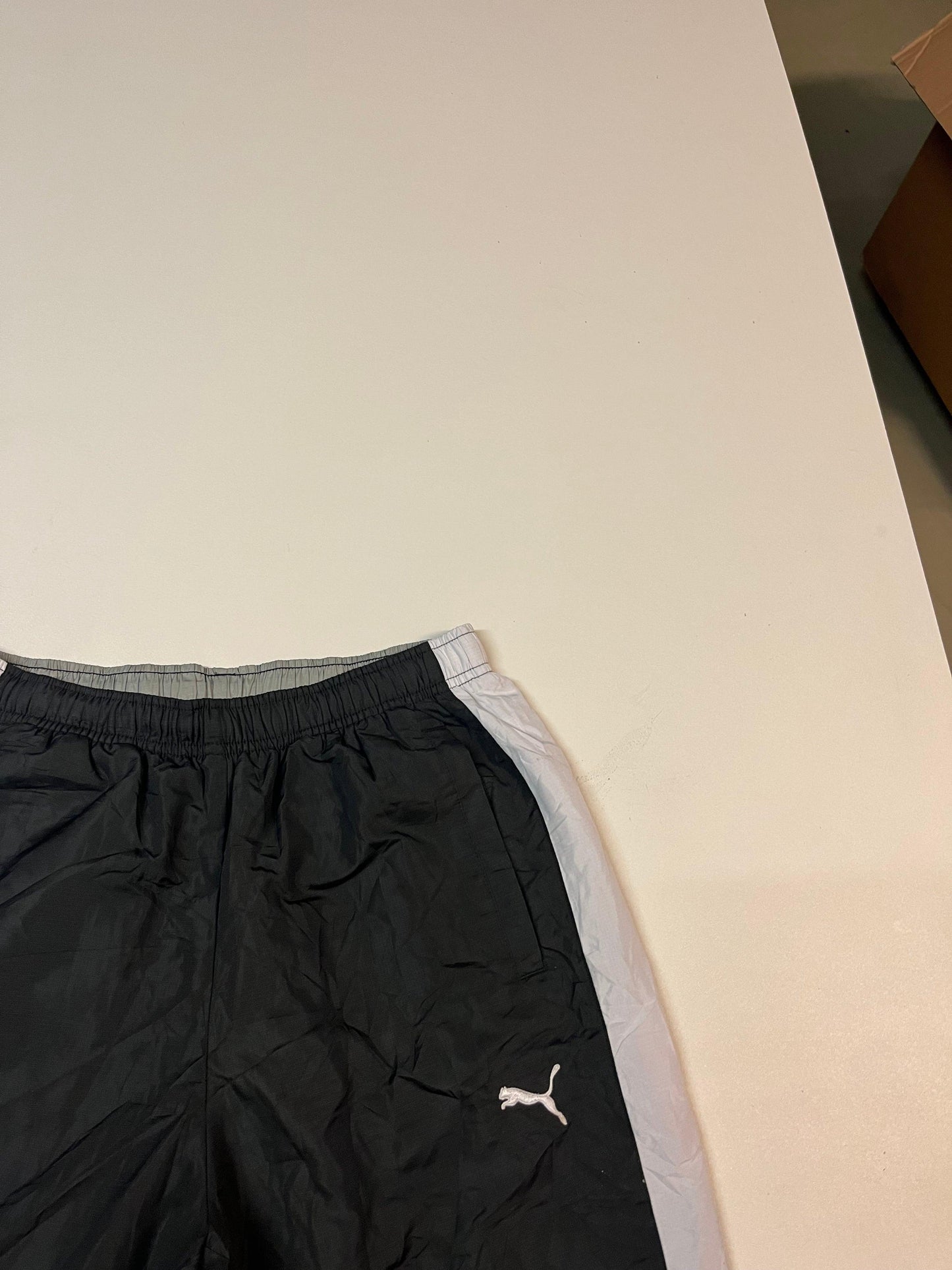 Entdecke unsere Vintage Track Pants von Nike und anderen Marken, erhältlich bei Valuxery.de - Dein Shop für trendige Vintage - Kleidung. Unsere Track Pants sind aus hochwertigen Materialien und