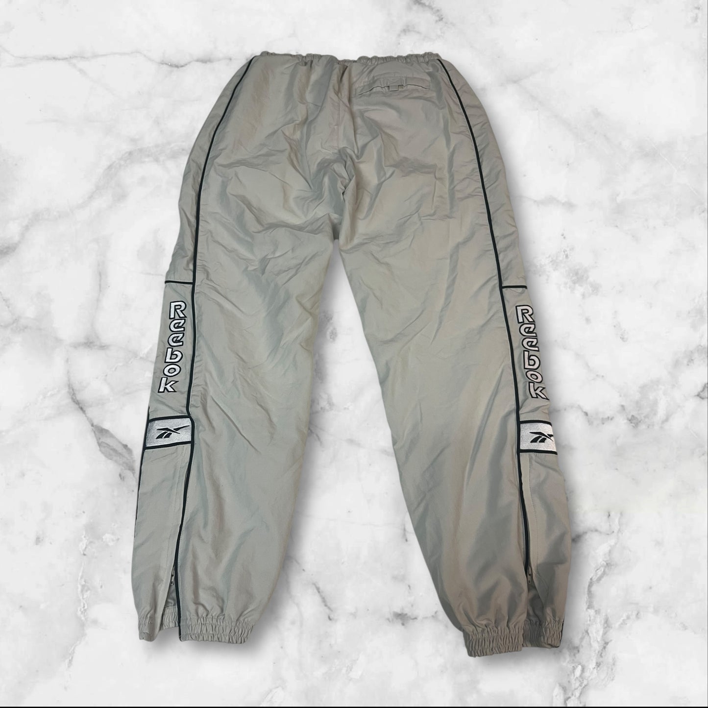 Entdecke unsere Vintage Track Pants von Nike und anderen Marken, erhältlich bei Valuxery.de - Dein Shop für trendige Vintage - Kleidung. Unsere Track Pants sind aus hochwertigen Materialien und