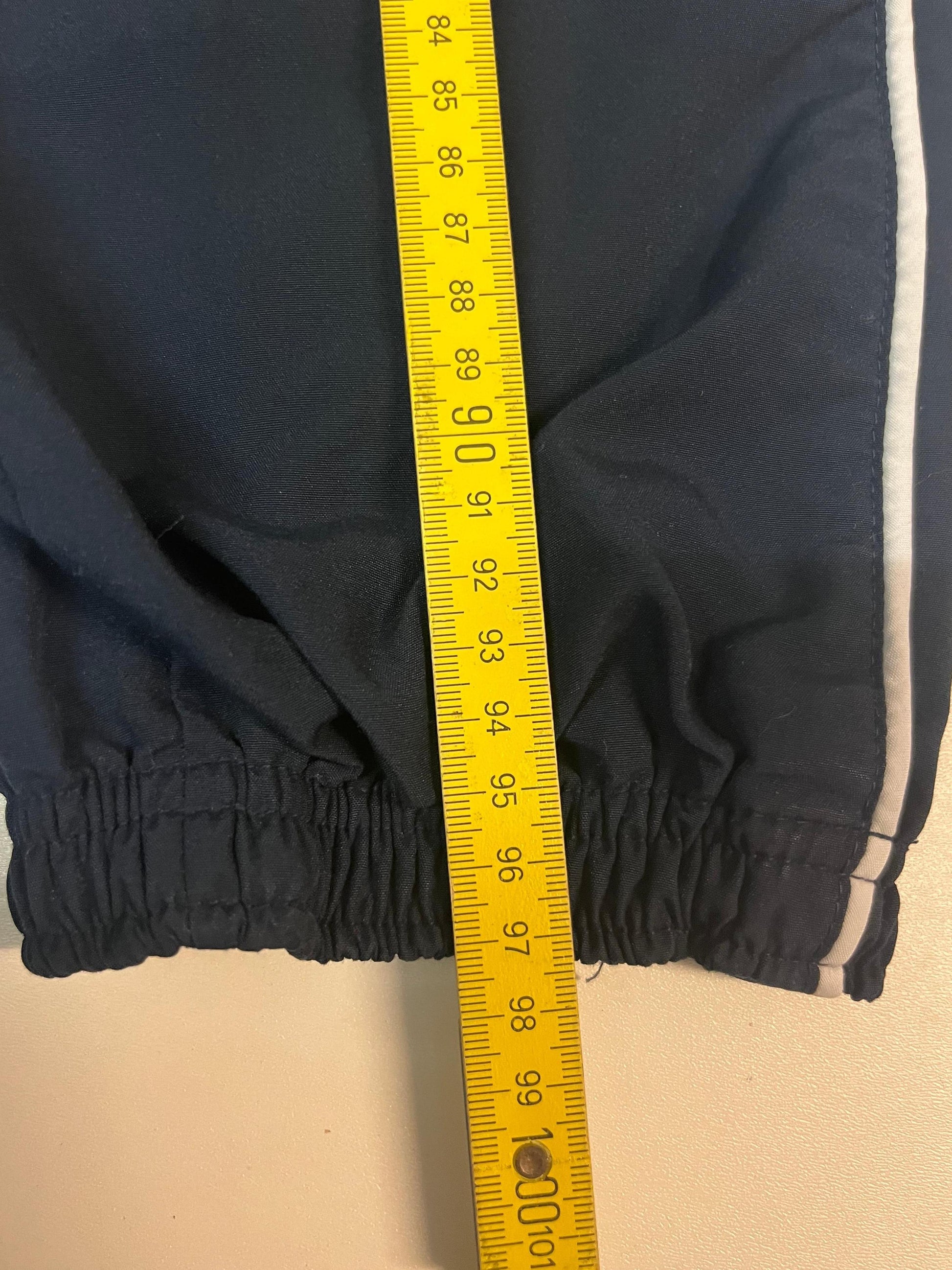 Entdecke unsere Vintage Track Pants von Nike und anderen Marken, erhältlich bei Valuxery.de - Dein Shop für trendige Vintage - Kleidung. Unsere Track Pants sind aus hochwertigen Materialien und