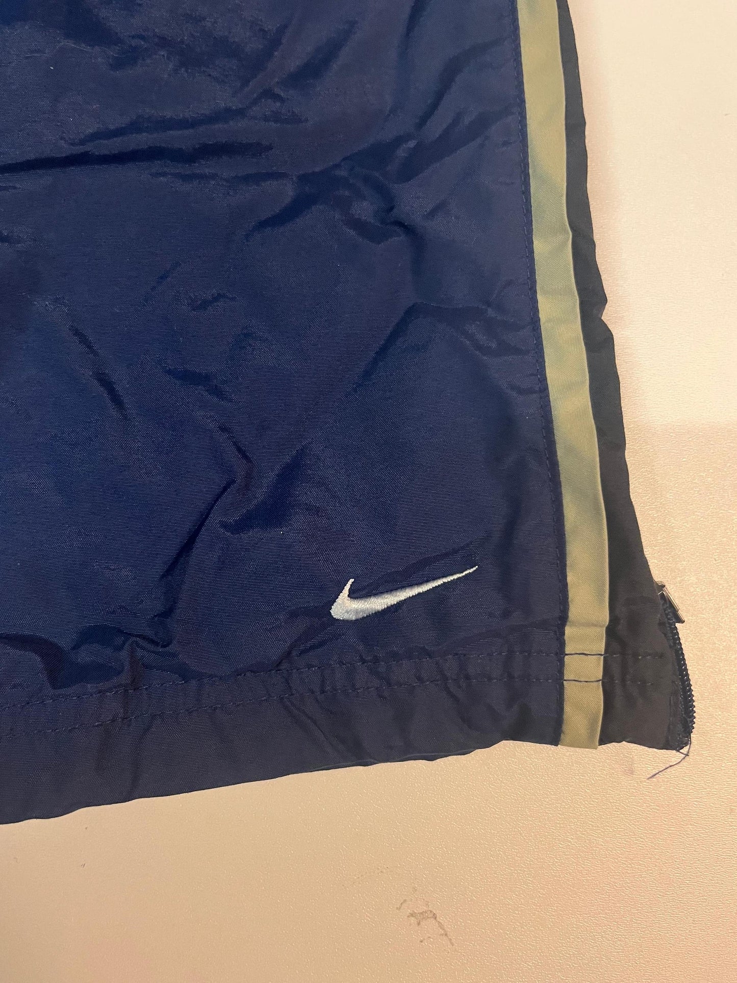 Entdecke unsere Vintage Track Pants von Nike und anderen Marken, erhältlich bei Valuxery.de - Dein Shop für trendige Vintage - Kleidung. Unsere Track Pants sind aus hochwertigen Materialien und