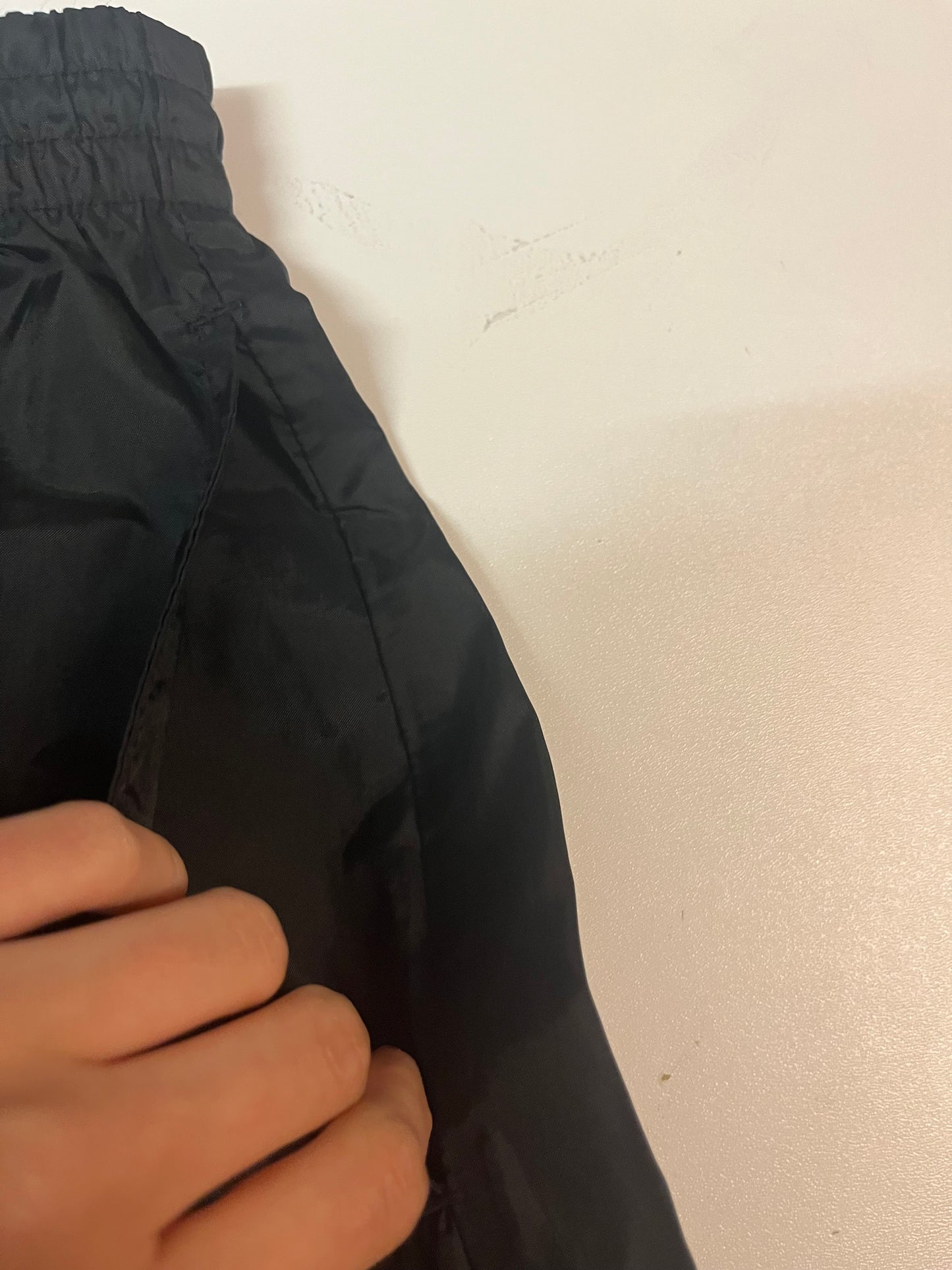 Entdecke unsere Vintage Track Pants von Nike und anderen Marken, erhältlich bei Valuxery.de - Dein Shop für trendige Vintage - Kleidung. Unsere Track Pants sind aus hochwertigen Materialien und