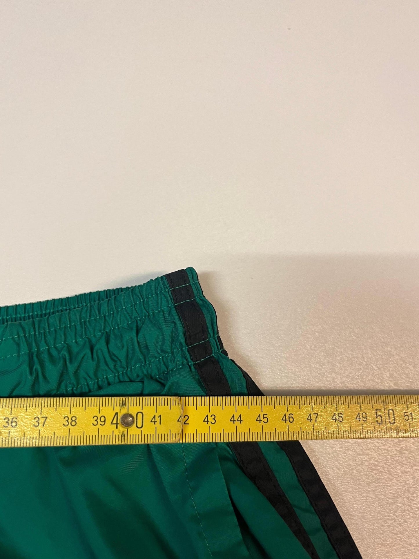 Entdecke unsere Vintage Track Pants von Nike und anderen Marken, erhältlich bei Valuxery.de - Dein Shop für trendige Vintage - Kleidung. Unsere Track Pants sind aus hochwertigen Materialien und