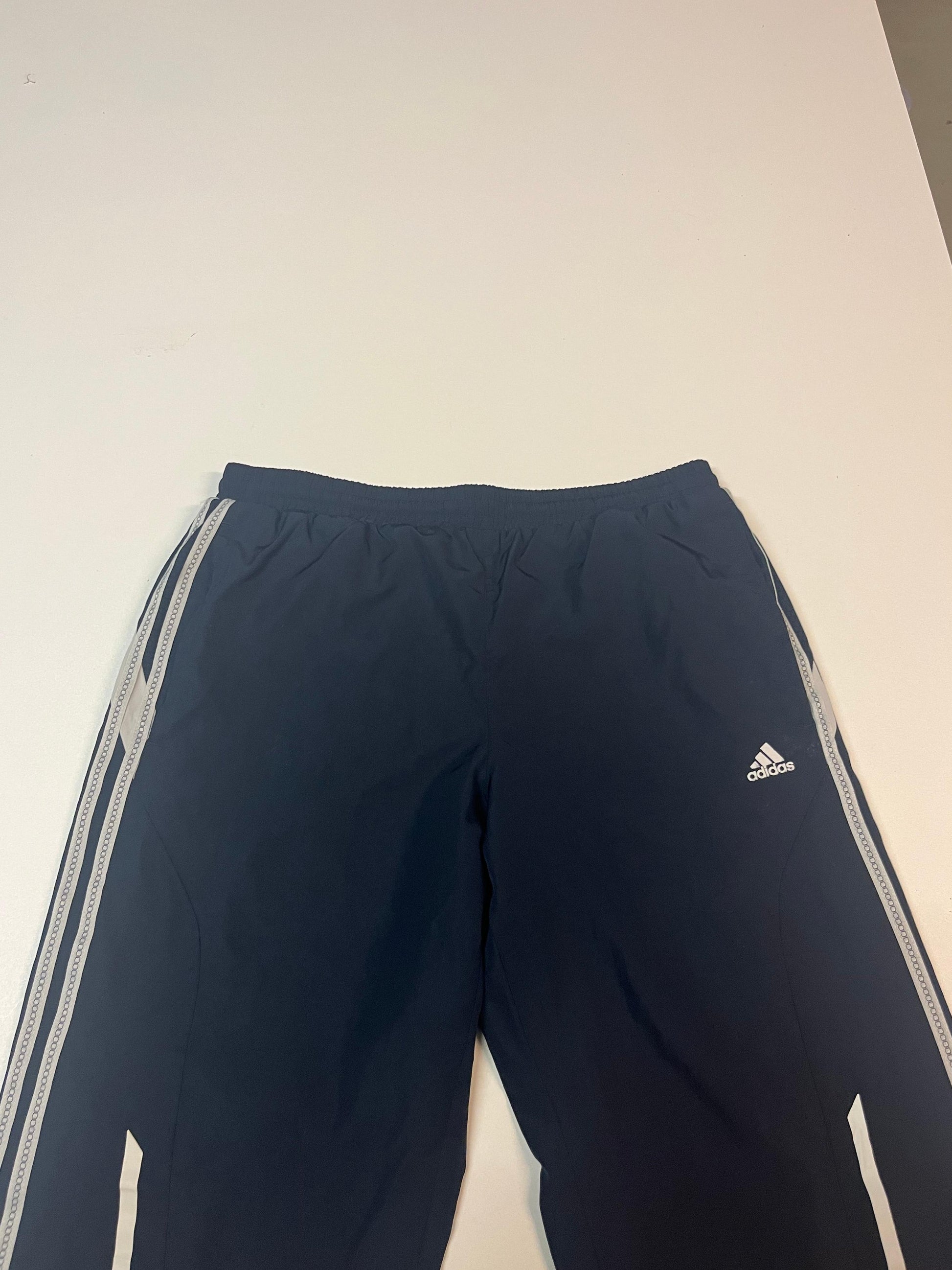 Entdecke unsere Vintage Track Pants von Nike und anderen Marken, erhältlich bei Valuxery.de - Dein Shop für trendige Vintage - Kleidung. Unsere Track Pants sind aus hochwertigen Materialien und