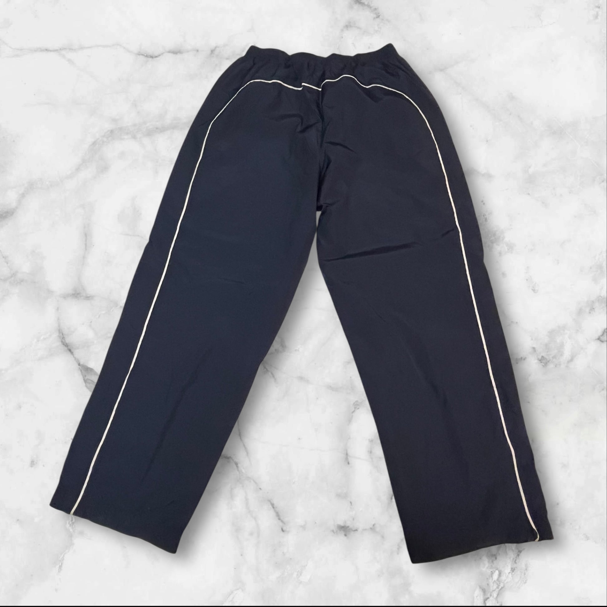 Entdecke unsere Vintage Track Pants von Nike und anderen Marken, erhältlich bei Valuxery.de - Dein Shop für trendige Vintage - Kleidung. Unsere Track Pants sind aus hochwertigen Materialien und