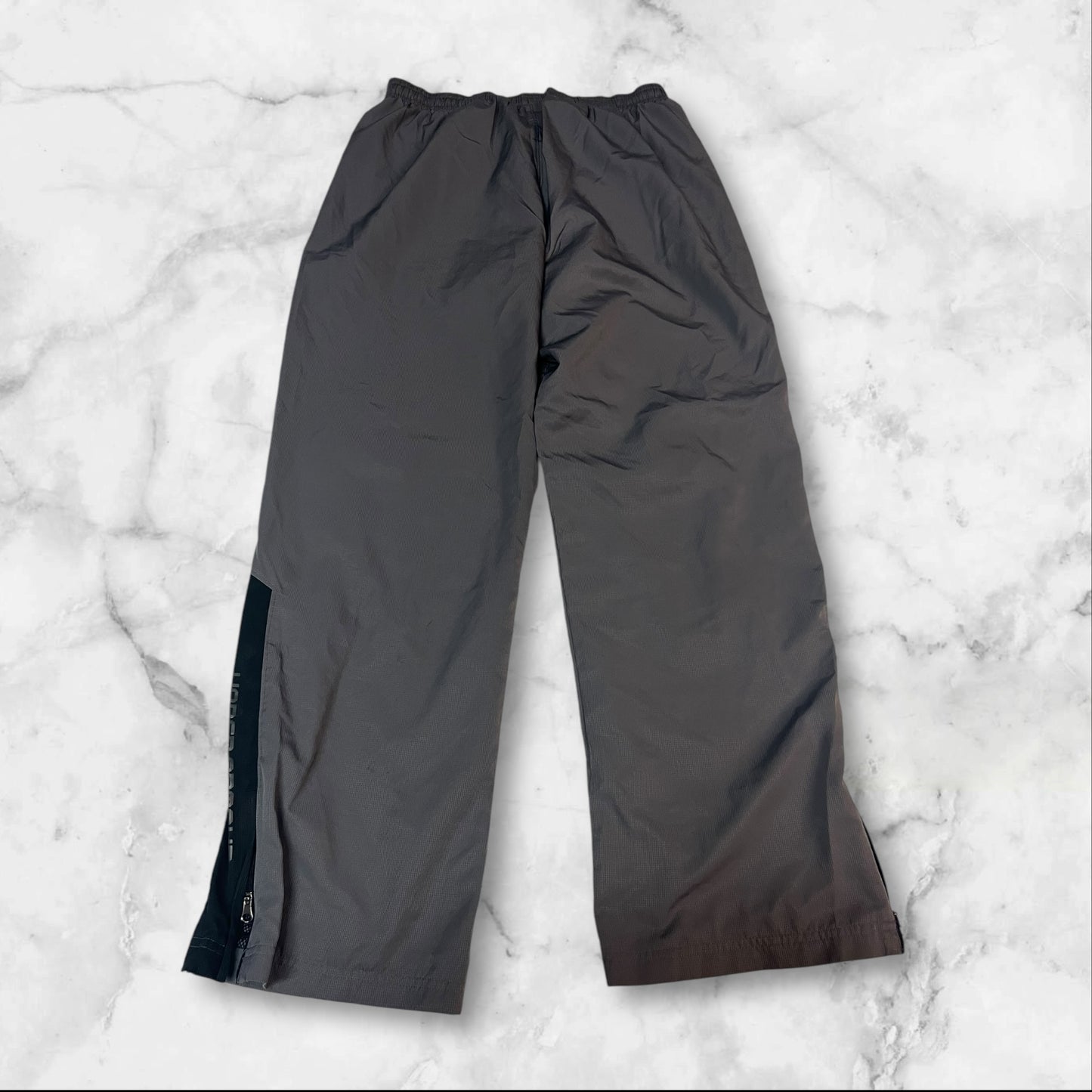 Entdecke unsere Vintage Track Pants von Nike und anderen Marken, erhältlich bei Valuxery.de - Dein Shop für trendige Vintage - Kleidung. Unsere Track Pants sind aus hochwertigen Materialien und