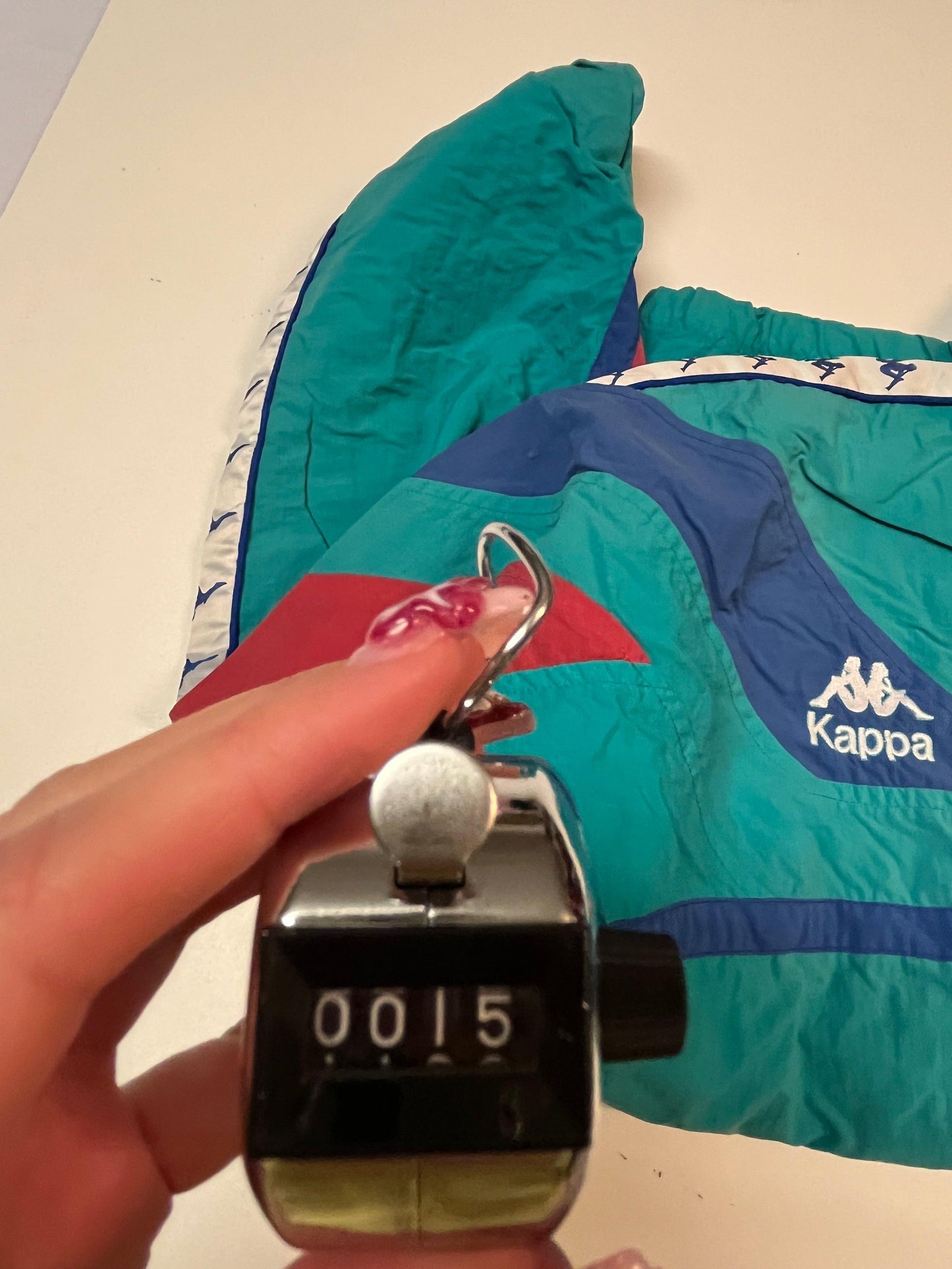 Entdecke unsere Vintage Track Pants von Nike und anderen Marken, erhältlich bei Valuxery.de - Dein Shop für trendige Vintage - Kleidung. Unsere Track Pants sind aus hochwertigen Materialien und