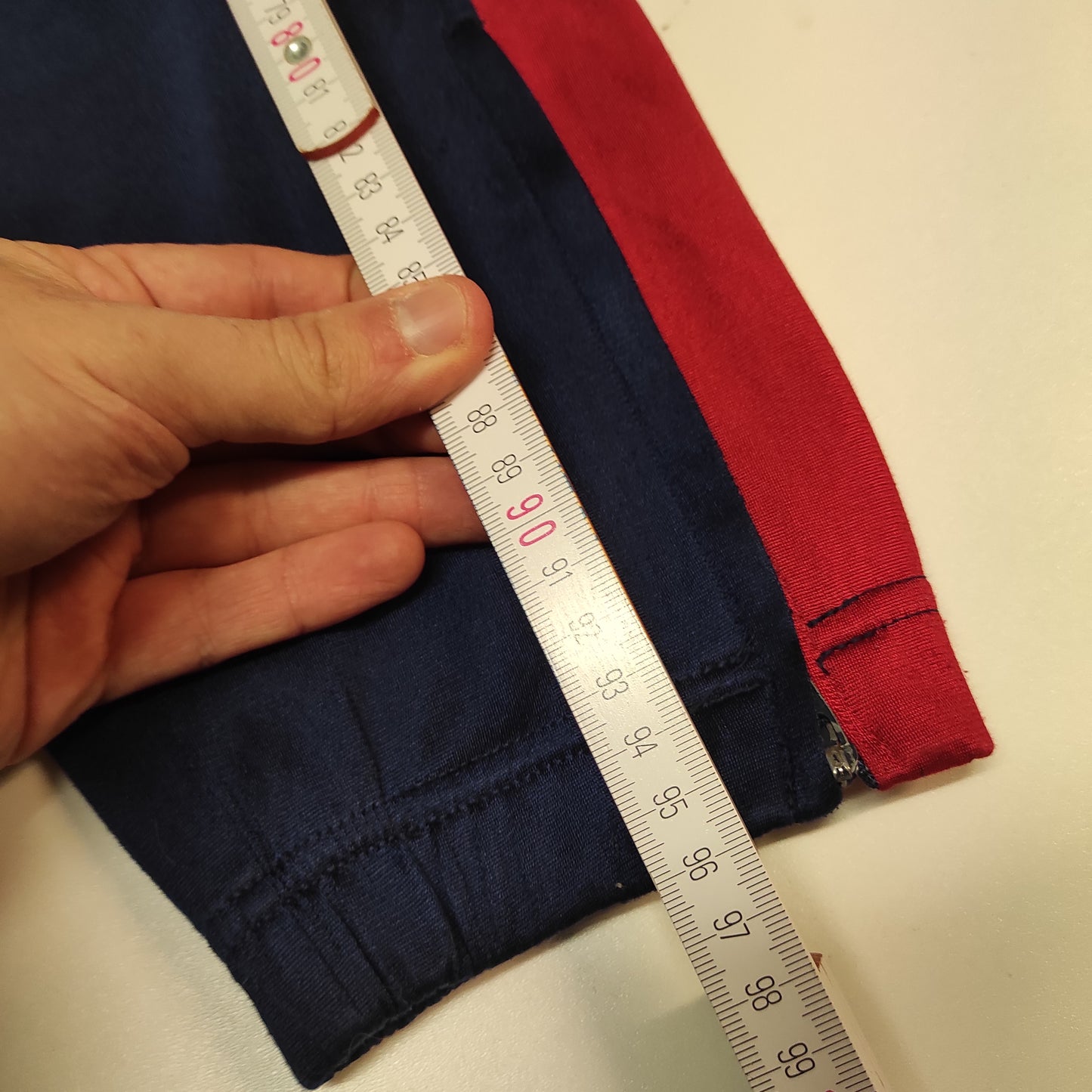 Entdecke unsere Vintage Track Pants von Nike und anderen Marken, erhältlich bei Valuxery.de - Dein Shop für trendige Vintage - Kleidung. Unsere Track Pants sind aus hochwertigen Materialien und