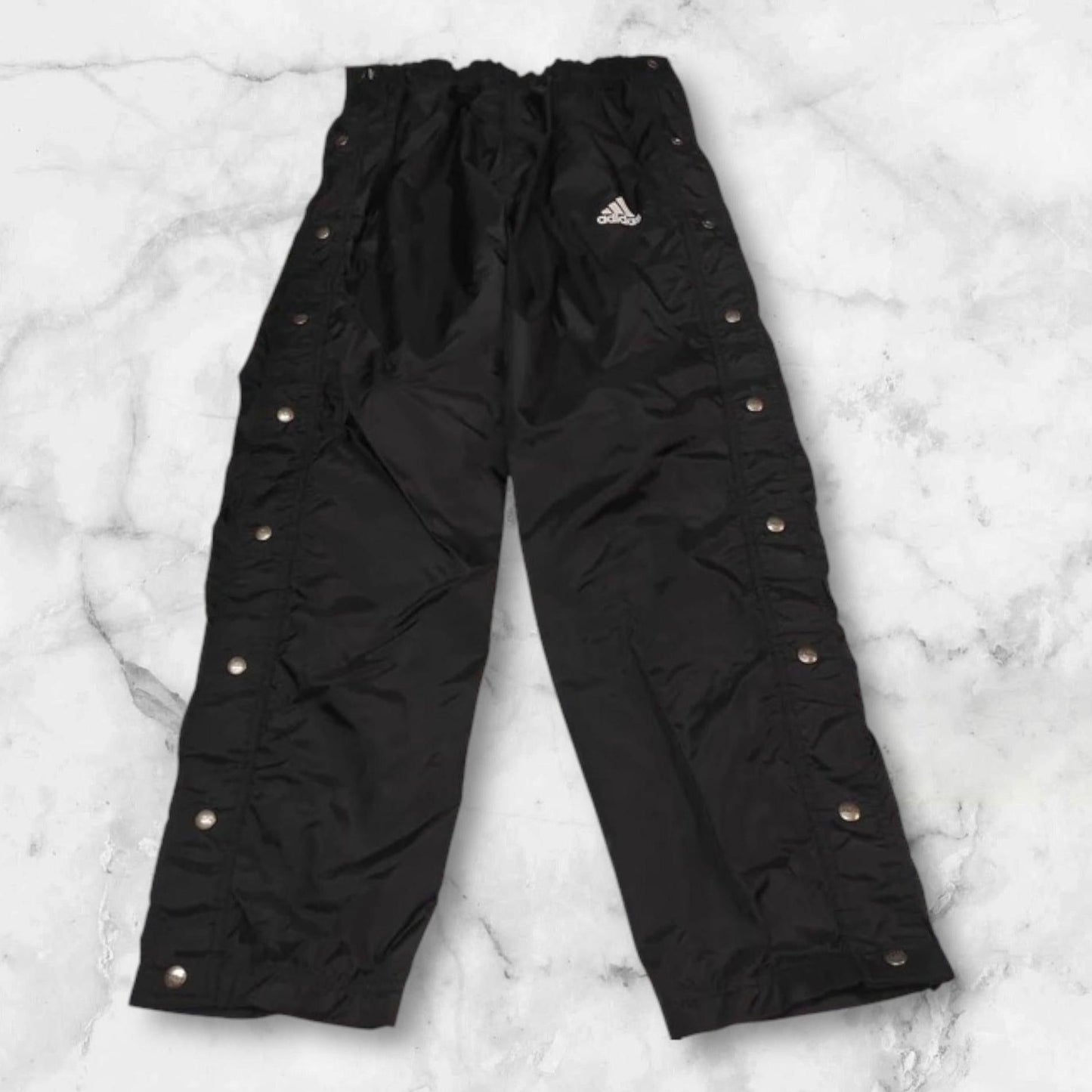Entdecke unsere Vintage Track Pants von Nike und anderen Marken, erhältlich bei Valuxery.de - Dein Shop für trendige Vintage - Kleidung. Unsere Track Pants sind aus hochwertigen Materialien und