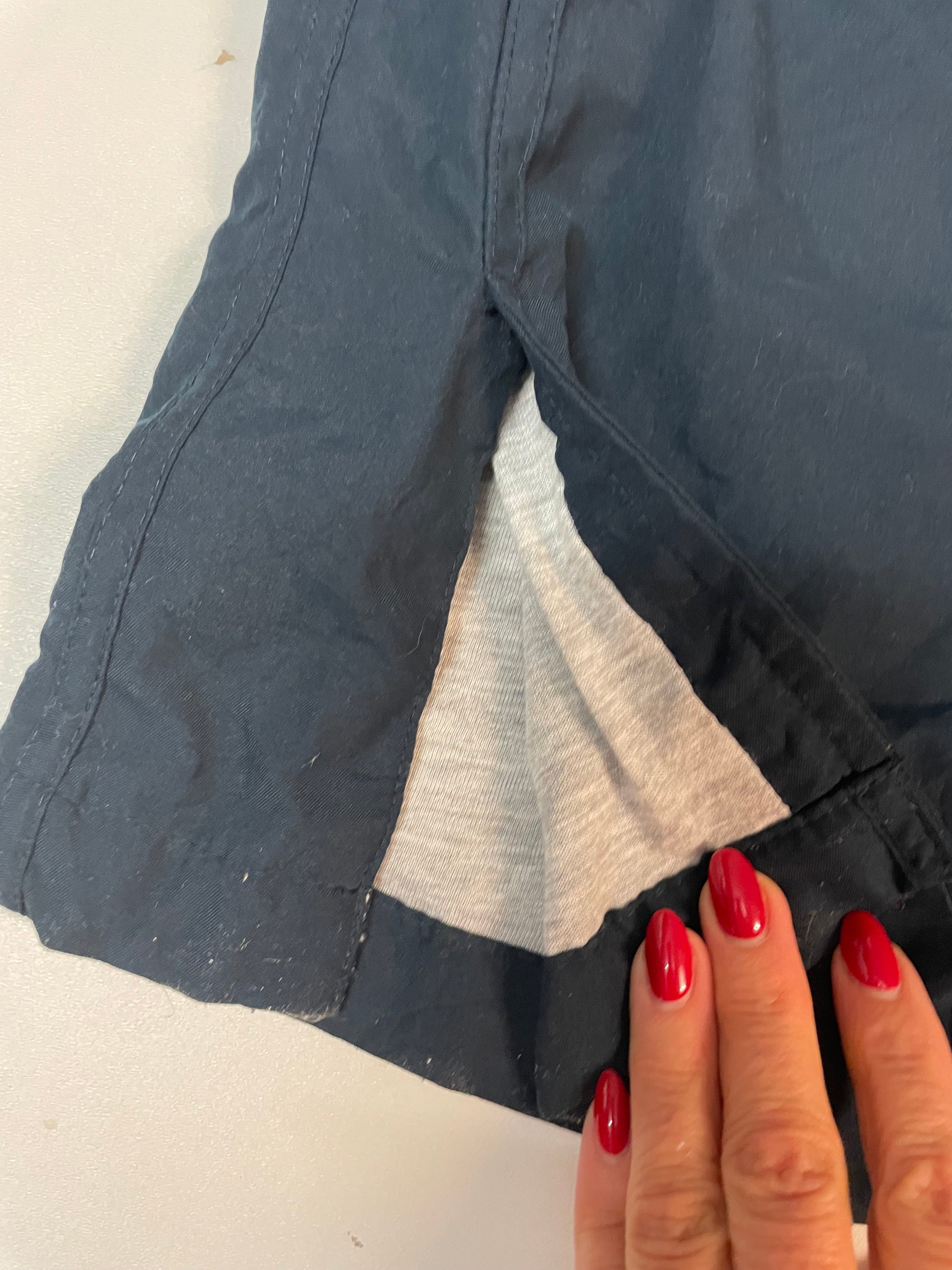 Entdecke unsere Vintage Track Pants von Nike und anderen Marken, erhältlich bei Valuxery.de - Dein Shop für trendige Vintage - Kleidung. Unsere Track Pants sind aus hochwertigen Materialien und