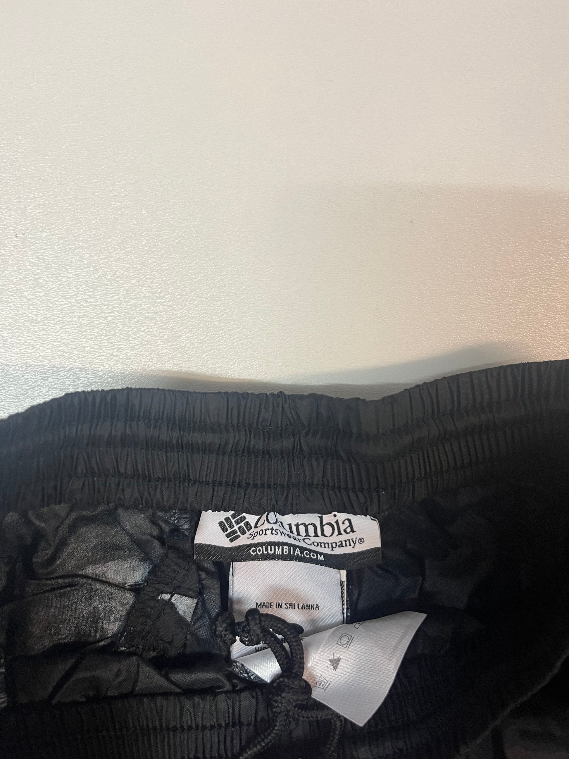 Entdecke unsere Vintage Track Pants von Nike und anderen Marken, erhältlich bei Valuxery.de - Dein Shop für trendige Vintage - Kleidung. Unsere Track Pants sind aus hochwertigen Materialien und