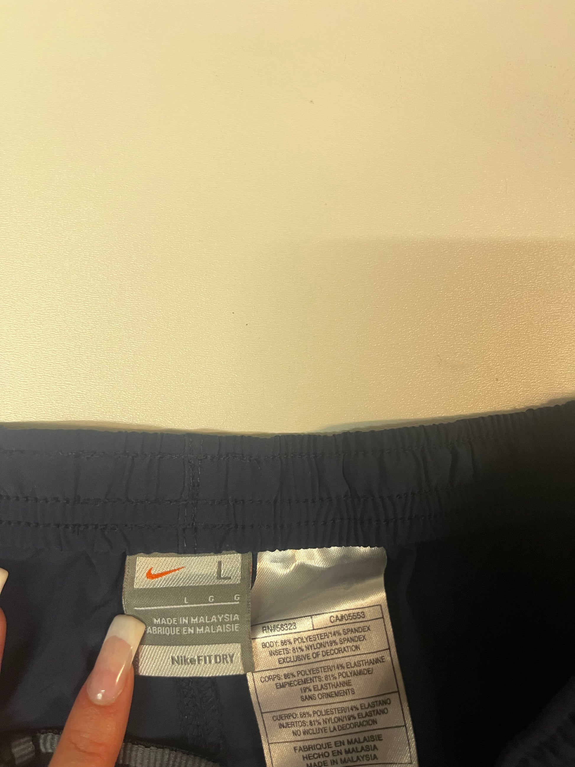 Entdecke unsere Vintage Track Pants von Nike und anderen Marken, erhältlich bei Valuxery.de - Dein Shop für trendige Vintage - Kleidung. Unsere Track Pants sind aus hochwertigen Materialien und