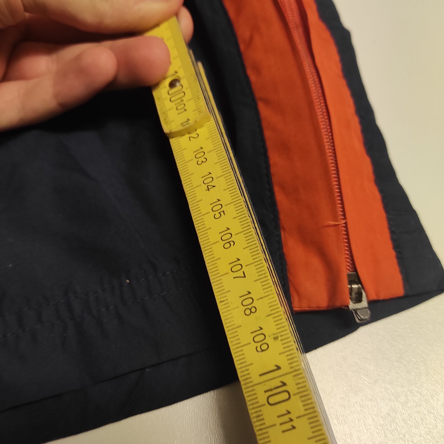 Entdecke unsere Vintage Track Pants von Nike und anderen Marken, erhältlich bei Valuxery.de - Dein Shop für trendige Vintage - Kleidung. Unsere Track Pants sind aus hochwertigen Materialien und