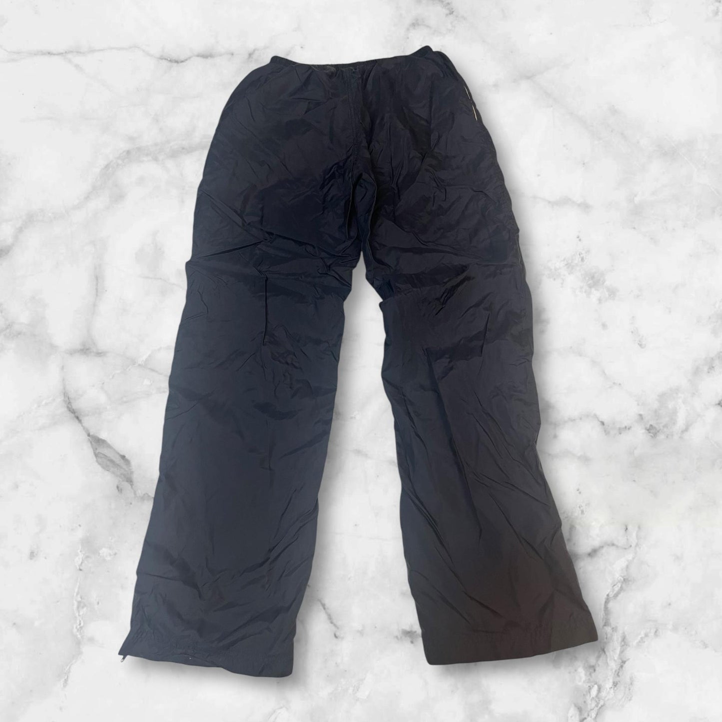 Entdecke unsere Vintage Track Pants von Nike und anderen Marken, erhältlich bei Valuxery.de - Dein Shop für trendige Vintage - Kleidung. Unsere Track Pants sind aus hochwertigen Materialien und