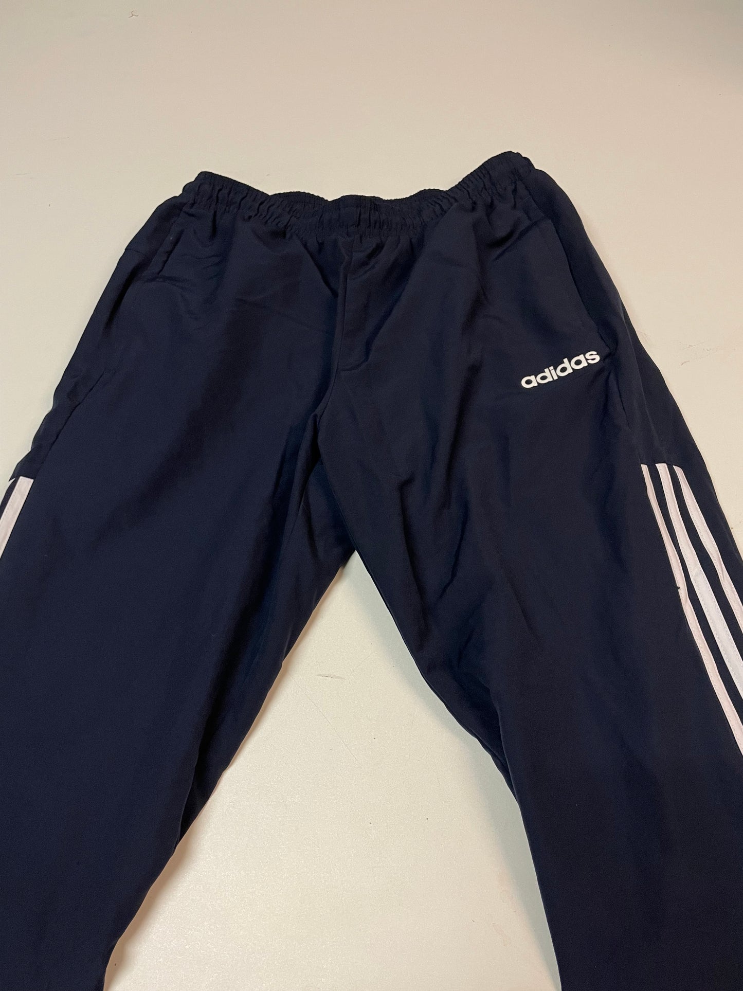 Entdecke unsere Vintage Track Pants von Nike und anderen Marken, erhältlich bei Valuxery.de - Dein Shop für trendige Vintage - Kleidung. Unsere Track Pants sind aus hochwertigen Materialien und