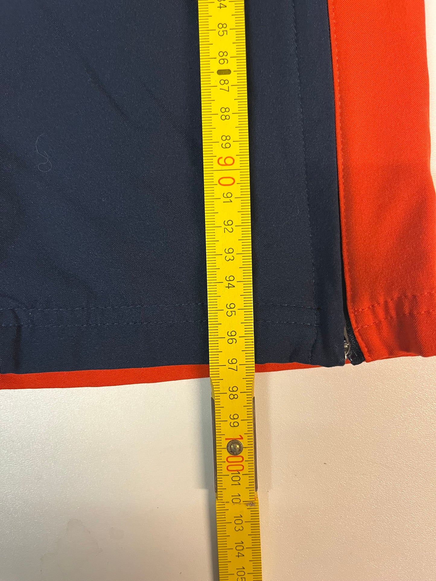 Entdecke unsere Vintage Track Pants von Nike und anderen Marken, erhältlich bei Valuxery.de - Dein Shop für trendige Vintage - Kleidung. Unsere Track Pants sind aus hochwertigen Materialien und