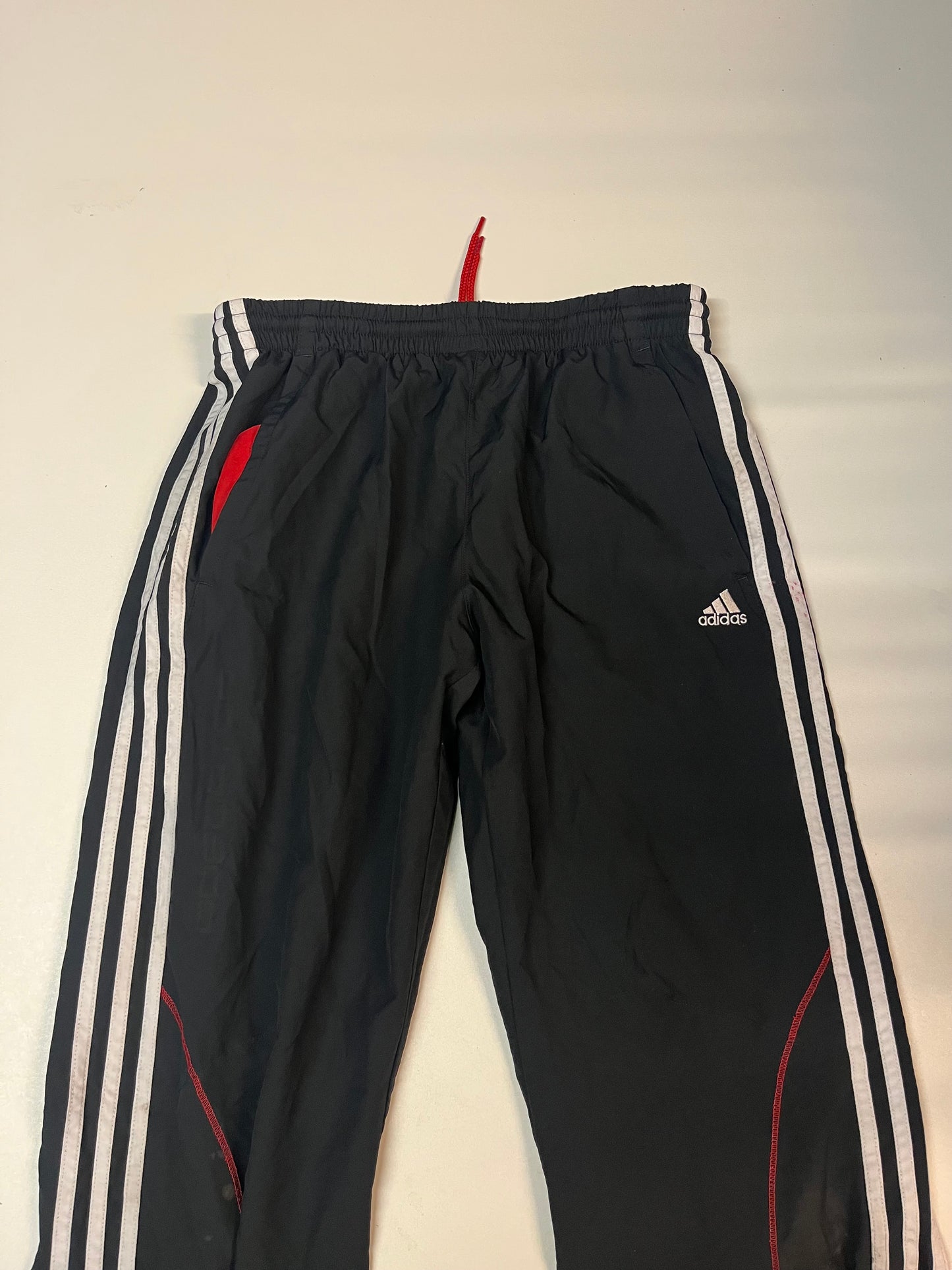 Entdecke unsere Vintage Track Pants von Nike und anderen Marken, erhältlich bei Valuxery.de - Dein Shop für trendige Vintage - Kleidung. Unsere Track Pants sind aus hochwertigen Materialien und
