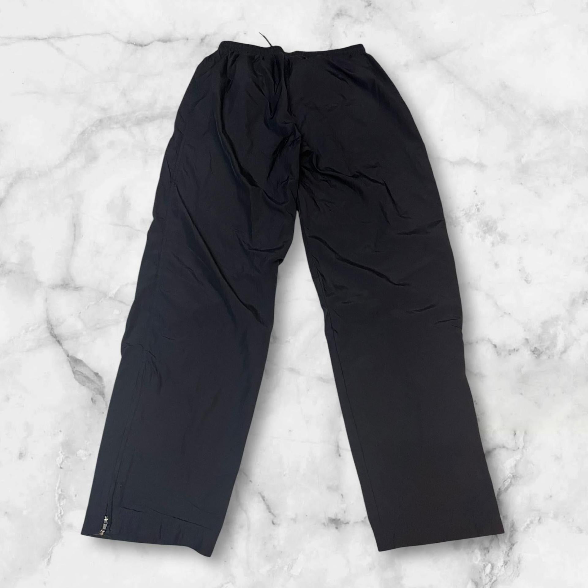 Entdecke unsere Vintage Track Pants von Nike und anderen Marken, erhältlich bei Valuxery.de - Dein Shop für trendige Vintage - Kleidung. Unsere Track Pants sind aus hochwertigen Materialien und