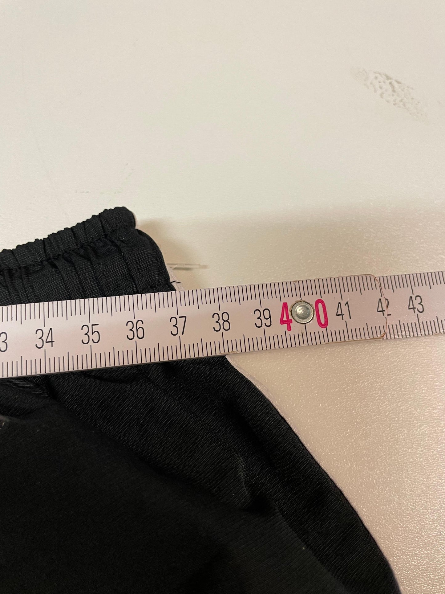Entdecke unsere Vintage Track Pants von Nike und anderen Marken, erhältlich bei Valuxery.de - Dein Shop für trendige Vintage - Kleidung. Unsere Track Pants sind aus hochwertigen Materialien und