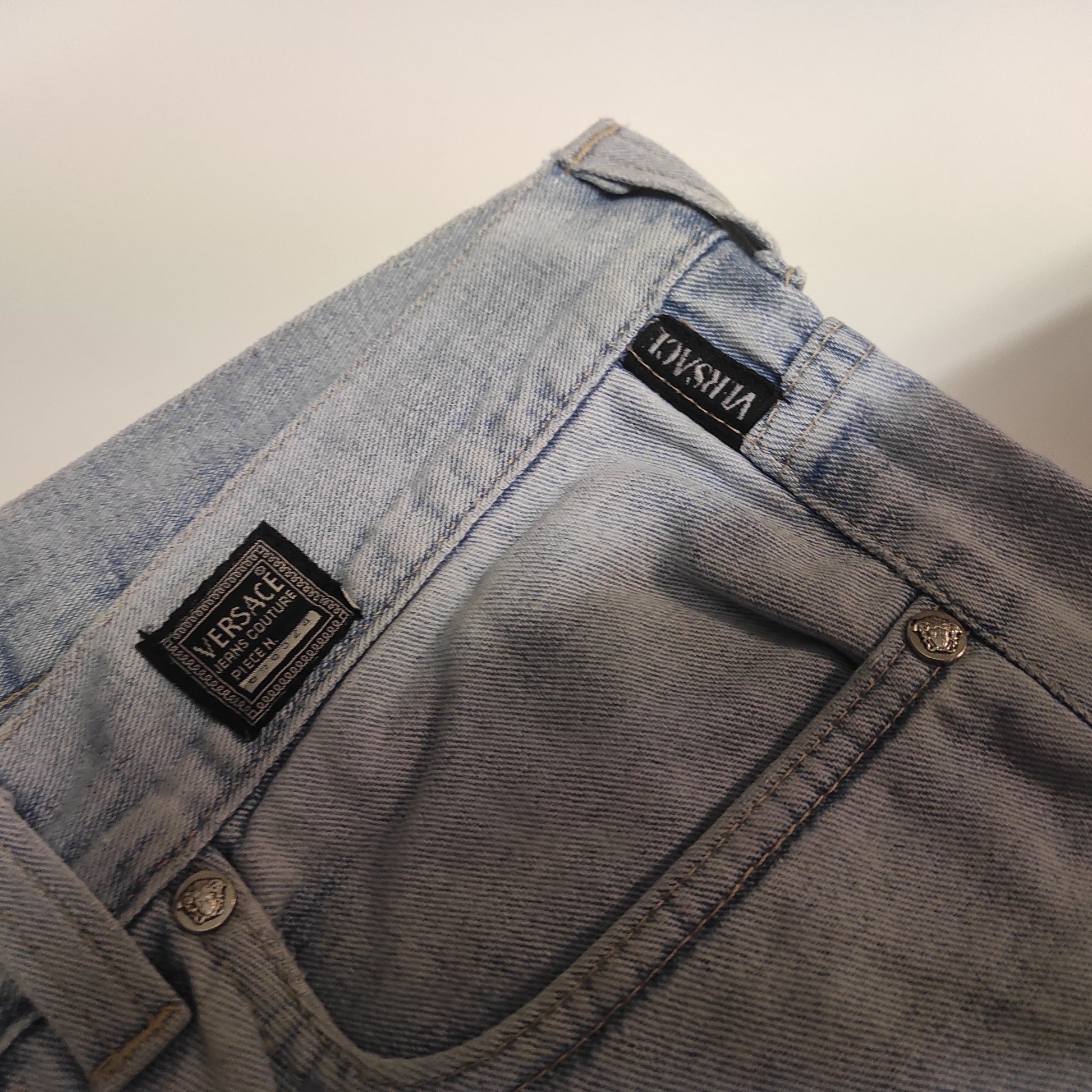 Entdecke unsere Vintage Track Pants von Nike und anderen Marken, erhältlich bei Valuxery.de - Dein Shop für trendige Vintage - Kleidung. Unsere Track Pants sind aus hochwertigen Materialien und