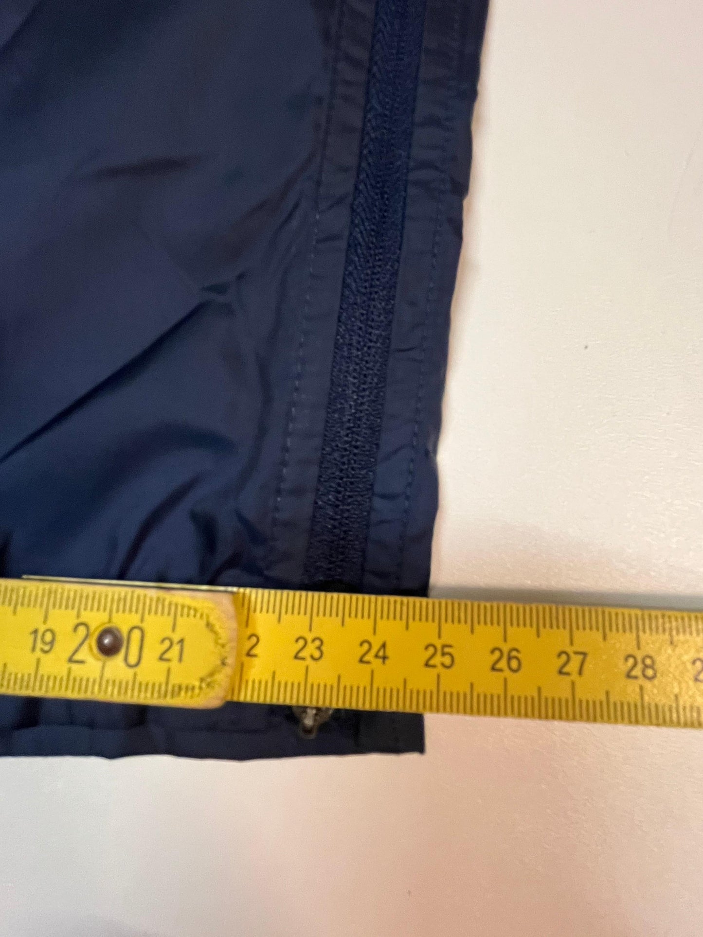 Entdecke unsere Vintage Track Pants von Nike und anderen Marken, erhältlich bei Valuxery.de - Dein Shop für trendige Vintage - Kleidung. Unsere Track Pants sind aus hochwertigen Materialien und