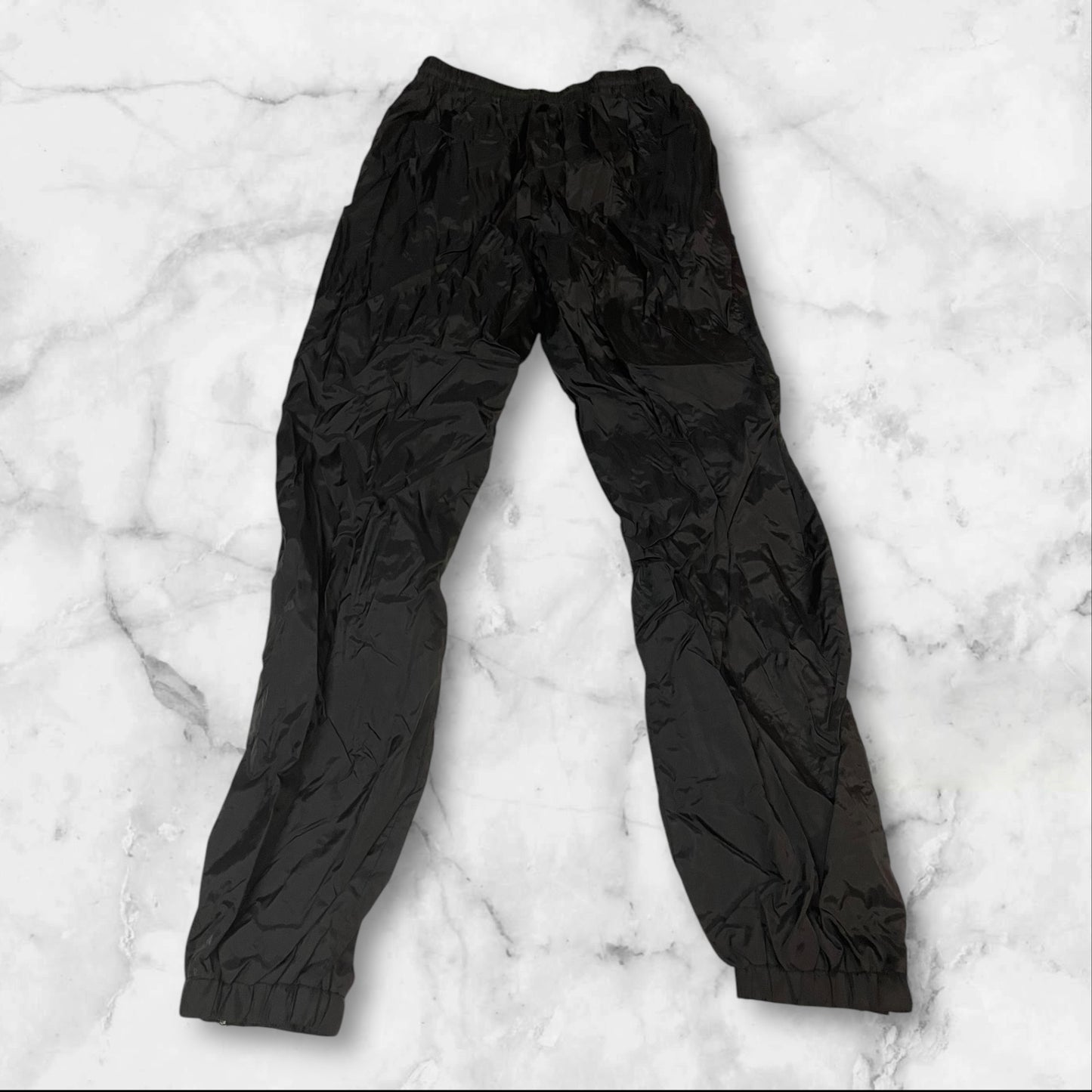 Entdecke unsere Vintage Track Pants von Nike und anderen Marken, erhältlich bei Valuxery.de - Dein Shop für trendige Vintage - Kleidung. Unsere Track Pants sind aus hochwertigen Materialien und