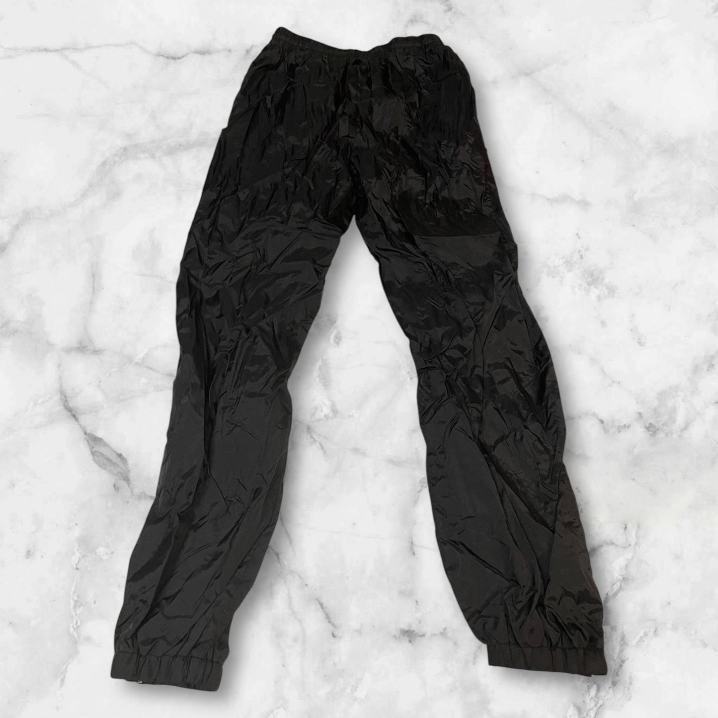 Entdecke unsere Vintage Track Pants von Nike und anderen Marken, erhältlich bei Valuxery.de - Dein Shop für trendige Vintage - Kleidung. Unsere Track Pants sind aus hochwertigen Materialien und
