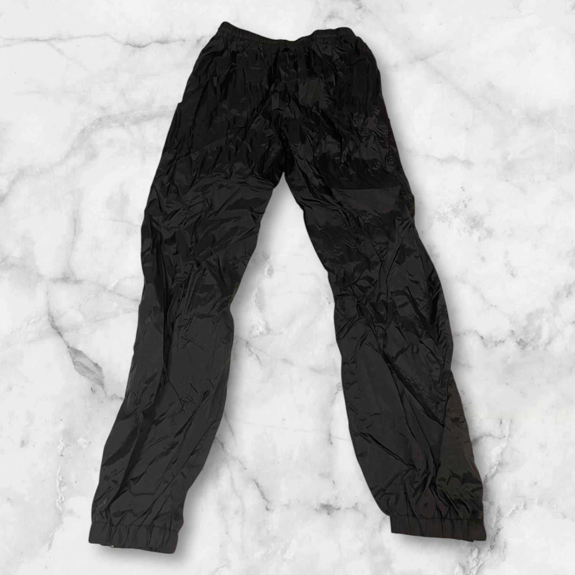 Entdecke unsere Vintage Track Pants von Nike und anderen Marken, erhältlich bei Valuxery.de - Dein Shop für trendige Vintage - Kleidung. Unsere Track Pants sind aus hochwertigen Materialien und