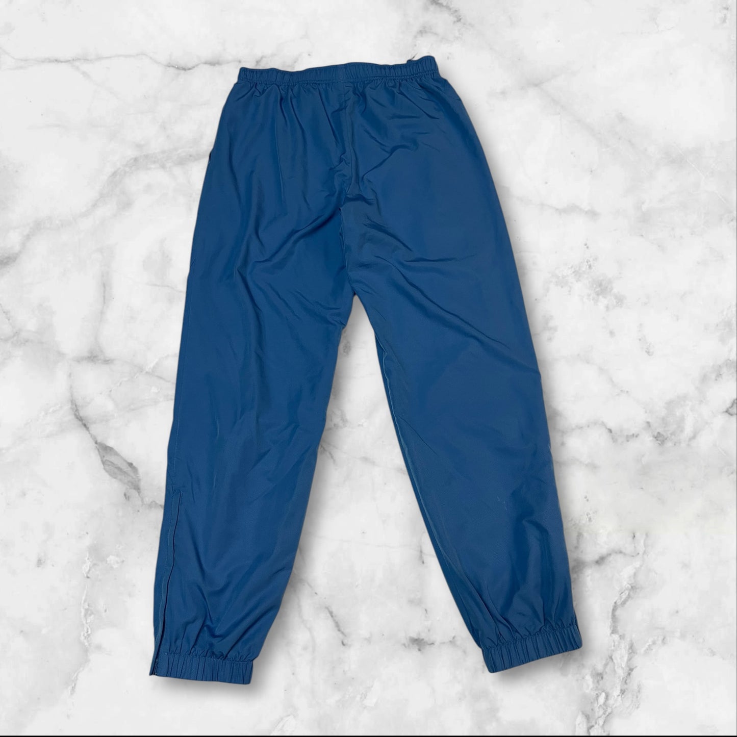 Entdecke unsere Vintage Track Pants von Nike und anderen Marken, erhältlich bei Valuxery.de - Dein Shop für trendige Vintage - Kleidung. Unsere Track Pants sind aus hochwertigen Materialien und