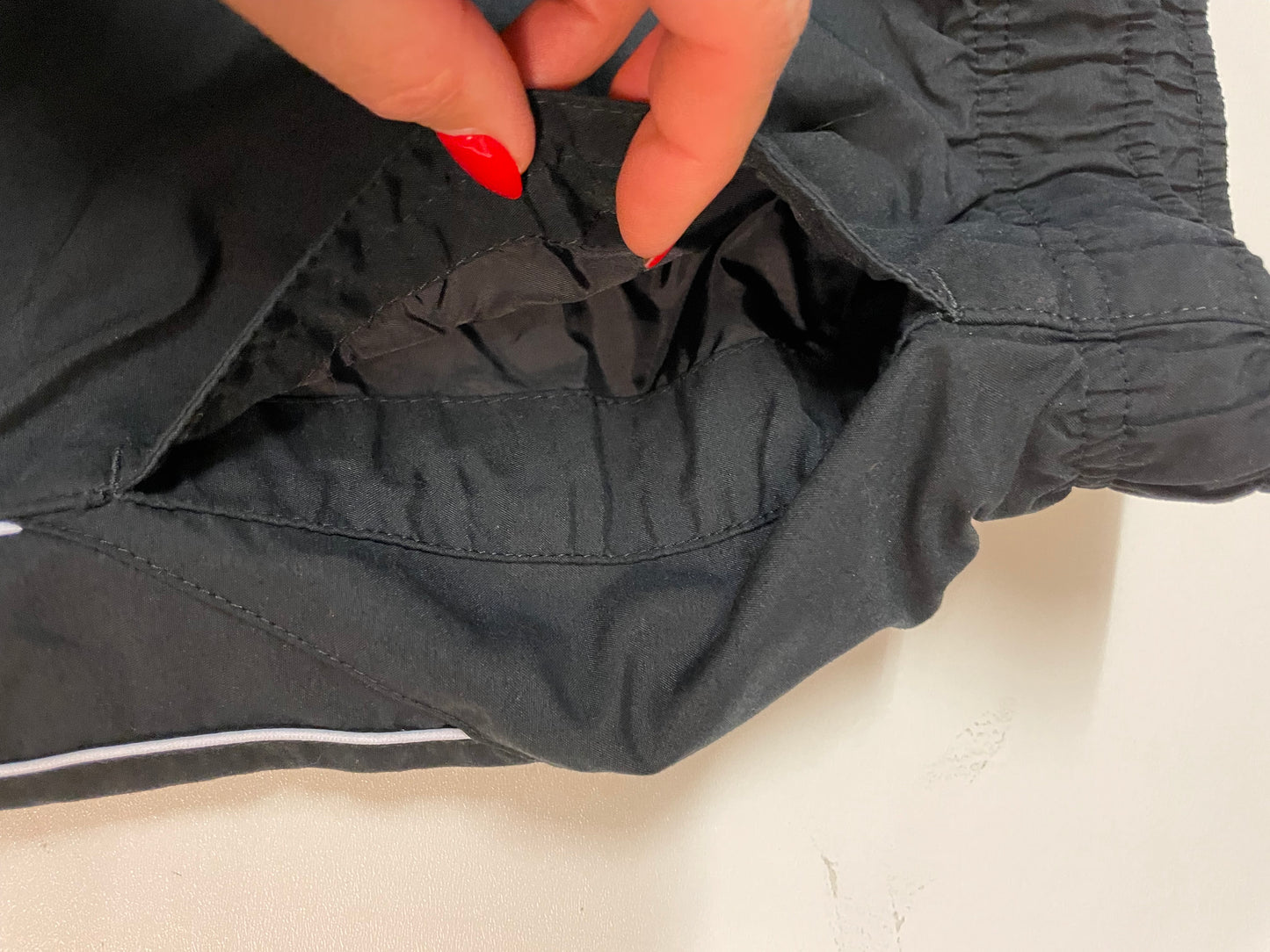Entdecke unsere Vintage Track Pants von Nike und anderen Marken, erhältlich bei Valuxery.de - Dein Shop für trendige Vintage - Kleidung. Unsere Track Pants sind aus hochwertigen Materialien und