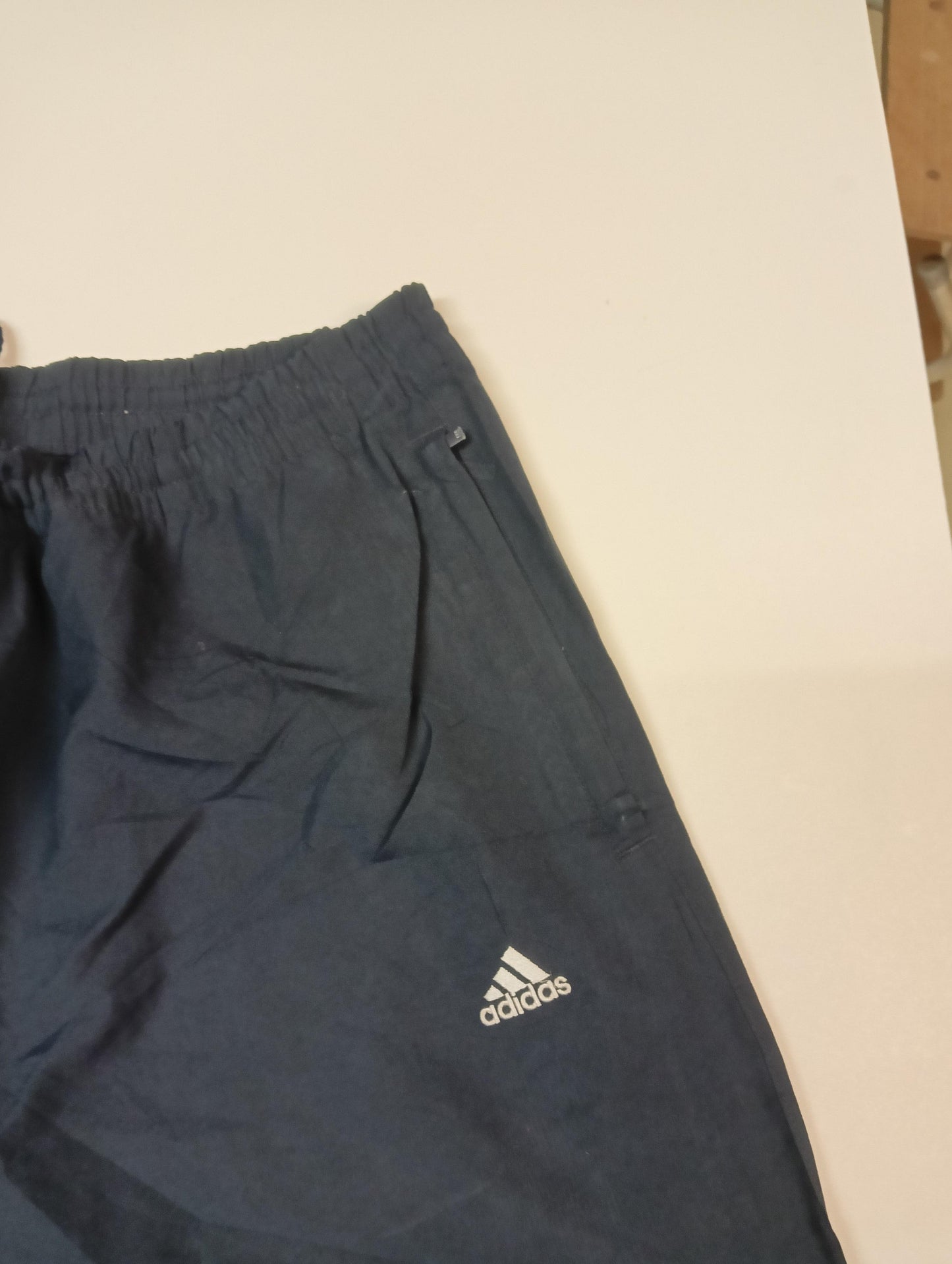 Entdecke unsere Vintage Track Pants von Nike und anderen Marken, erhältlich bei Valuxery.de - Dein Shop für trendige Vintage - Kleidung. Unsere Track Pants sind aus hochwertigen Materialien und