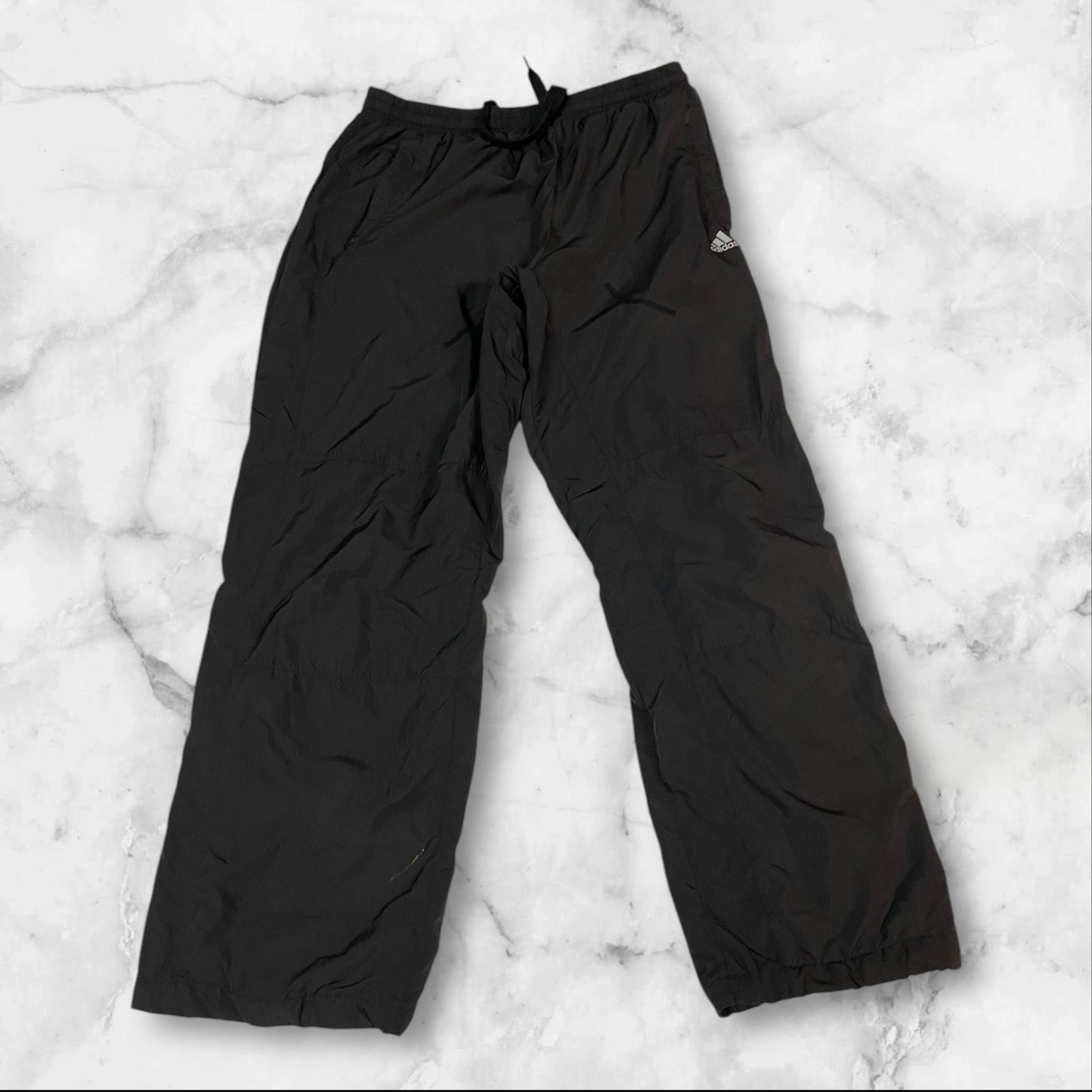 Entdecke unsere Vintage Track Pants von Nike und anderen Marken, erhältlich bei Valuxery.de - Dein Shop für trendige Vintage - Kleidung. Unsere Track Pants sind aus hochwertigen Materialien und