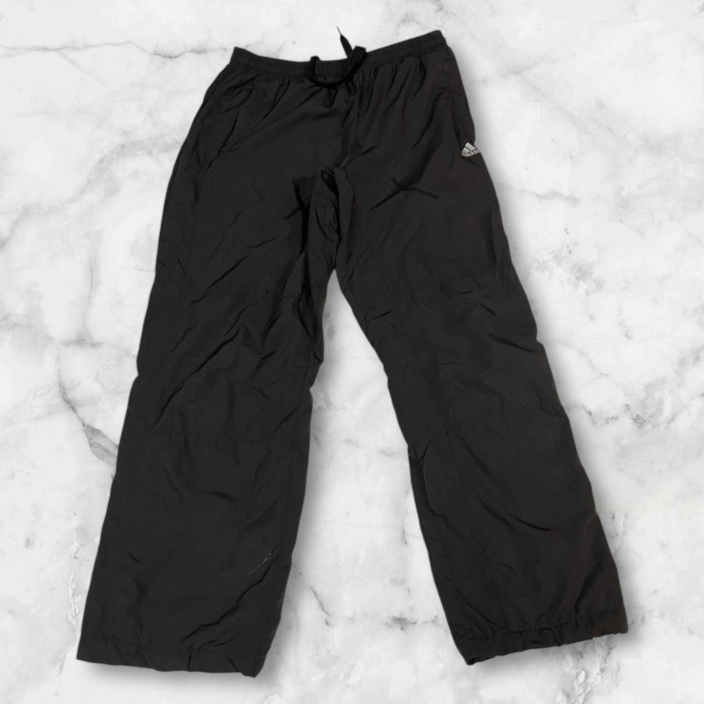 Entdecke unsere Vintage Track Pants von Nike und anderen Marken, erhältlich bei Valuxery.de - Dein Shop für trendige Vintage - Kleidung. Unsere Track Pants sind aus hochwertigen Materialien und