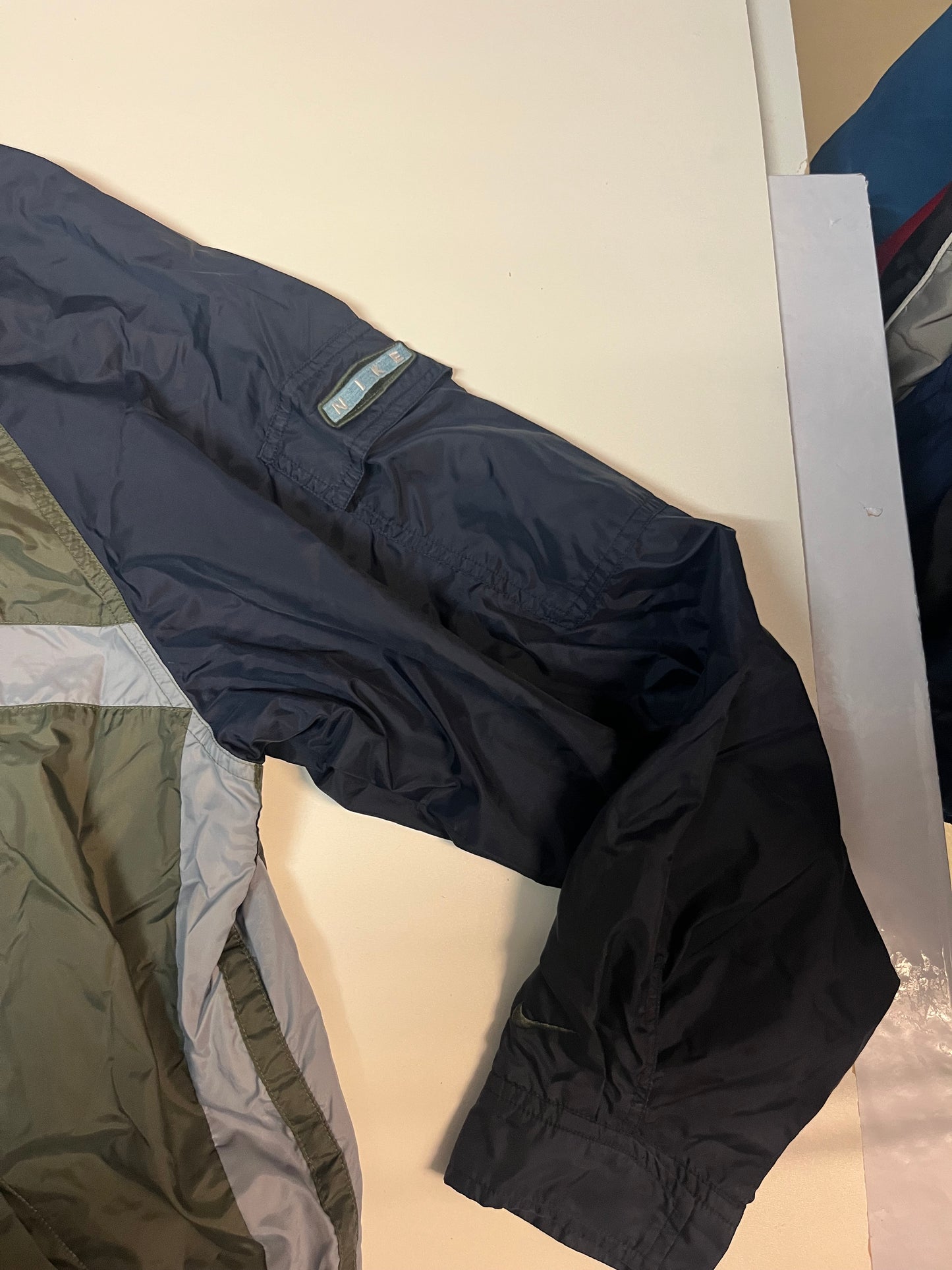 Entdecke unsere Vintage Track Pants von Nike und anderen Marken, erhältlich bei Valuxery.de - Dein Shop für trendige Vintage - Kleidung. Unsere Track Pants sind aus hochwertigen Materialien und