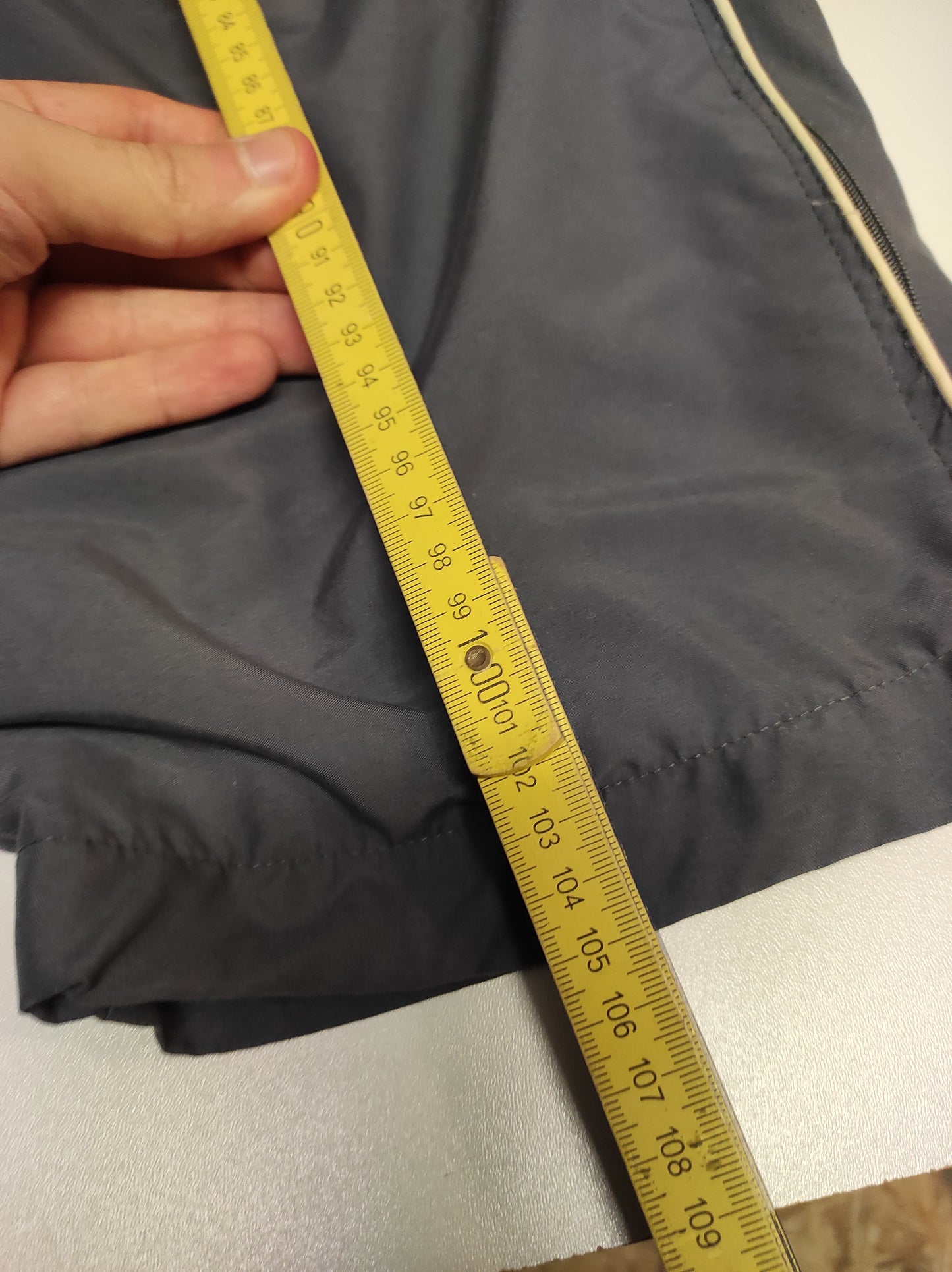 Entdecke unsere Vintage Track Pants von Nike und anderen Marken, erhältlich bei Valuxery.de - Dein Shop für trendige Vintage - Kleidung. Unsere Track Pants sind aus hochwertigen Materialien und