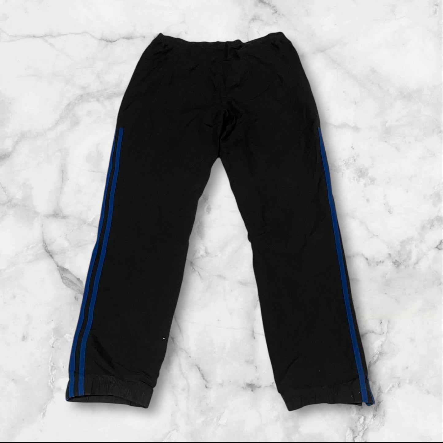 Entdecke unsere Vintage Track Pants von Nike und anderen Marken, erhältlich bei Valuxery.de - Dein Shop für trendige Vintage - Kleidung. Unsere Track Pants sind aus hochwertigen Materialien und