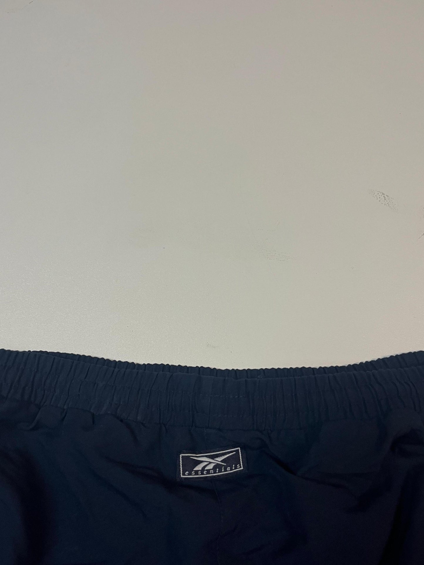 Entdecke unsere Vintage Track Pants von Nike und anderen Marken, erhältlich bei Valuxery.de - Dein Shop für trendige Vintage - Kleidung. Unsere Track Pants sind aus hochwertigen Materialien und