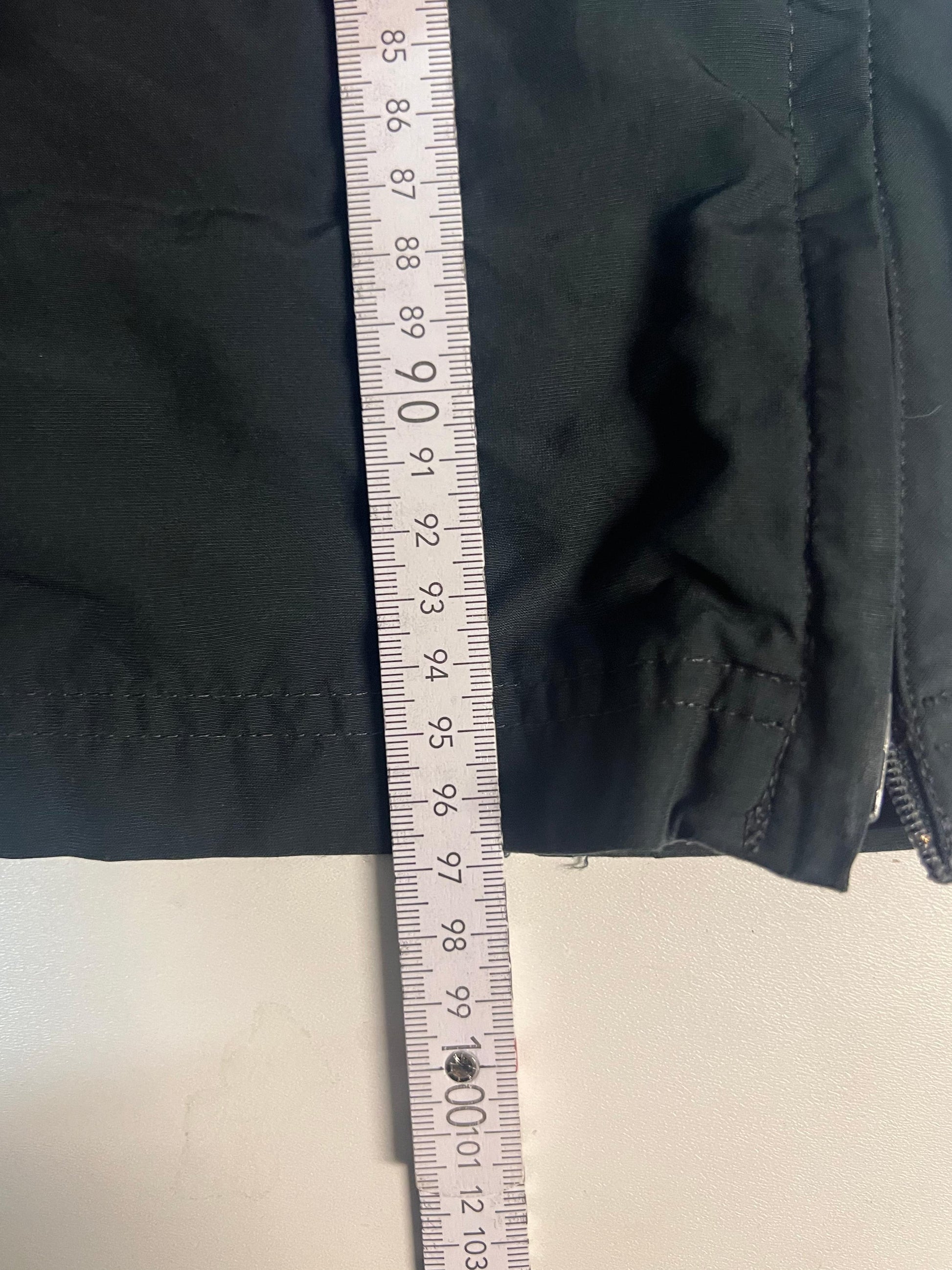 Entdecke unsere Vintage Track Pants von Nike und anderen Marken, erhältlich bei Valuxery.de - Dein Shop für trendige Vintage - Kleidung. Unsere Track Pants sind aus hochwertigen Materialien und